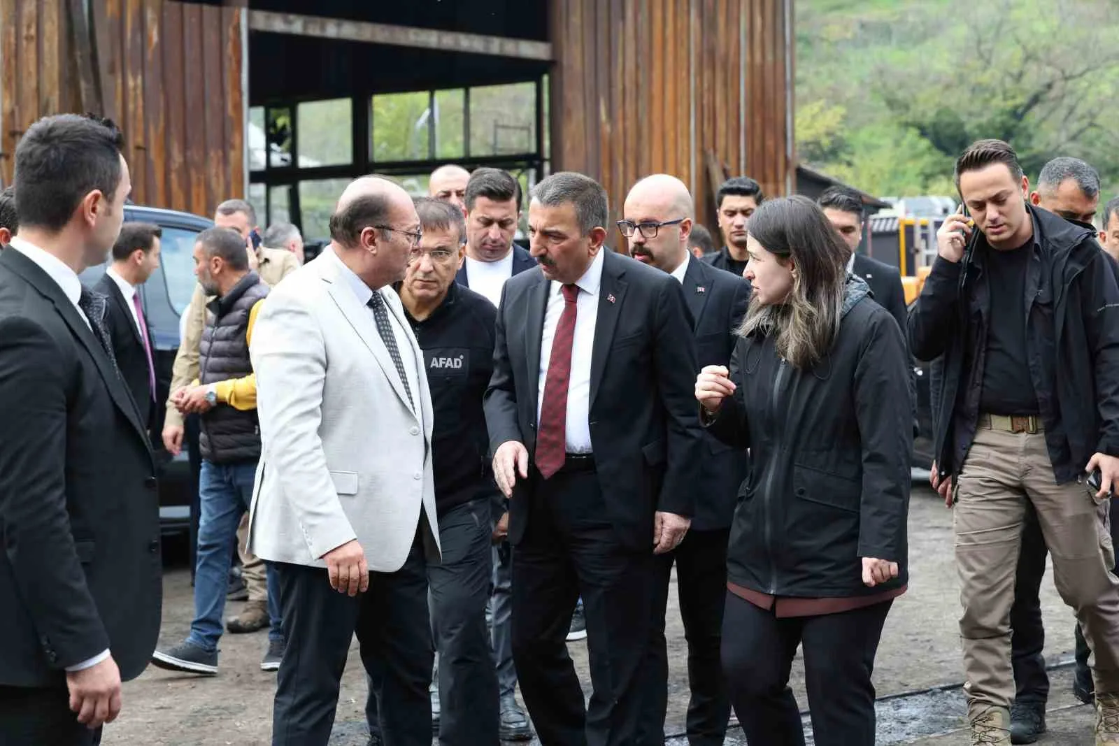 ZONGULDAK VALİSİ OSMAN HACIBEKTAŞOĞLU, KİLİMLİ İLÇESİNE BAĞLI GELİK BELDESİNDE 3 İŞÇİNİN HAYATINI KAYBETTİĞİ, 5 İŞÇİNİN YARALANDIĞI MADEN KAZASININ ARDINDAN OLAY YERİNDE İNCELEMELERDE BULUNDU. HACIBEKTAŞOĞLU, HASTANELERDE TEDAVİ GÖREN YARALI MADENCİLERİ DE ZİYARET ETTİ.