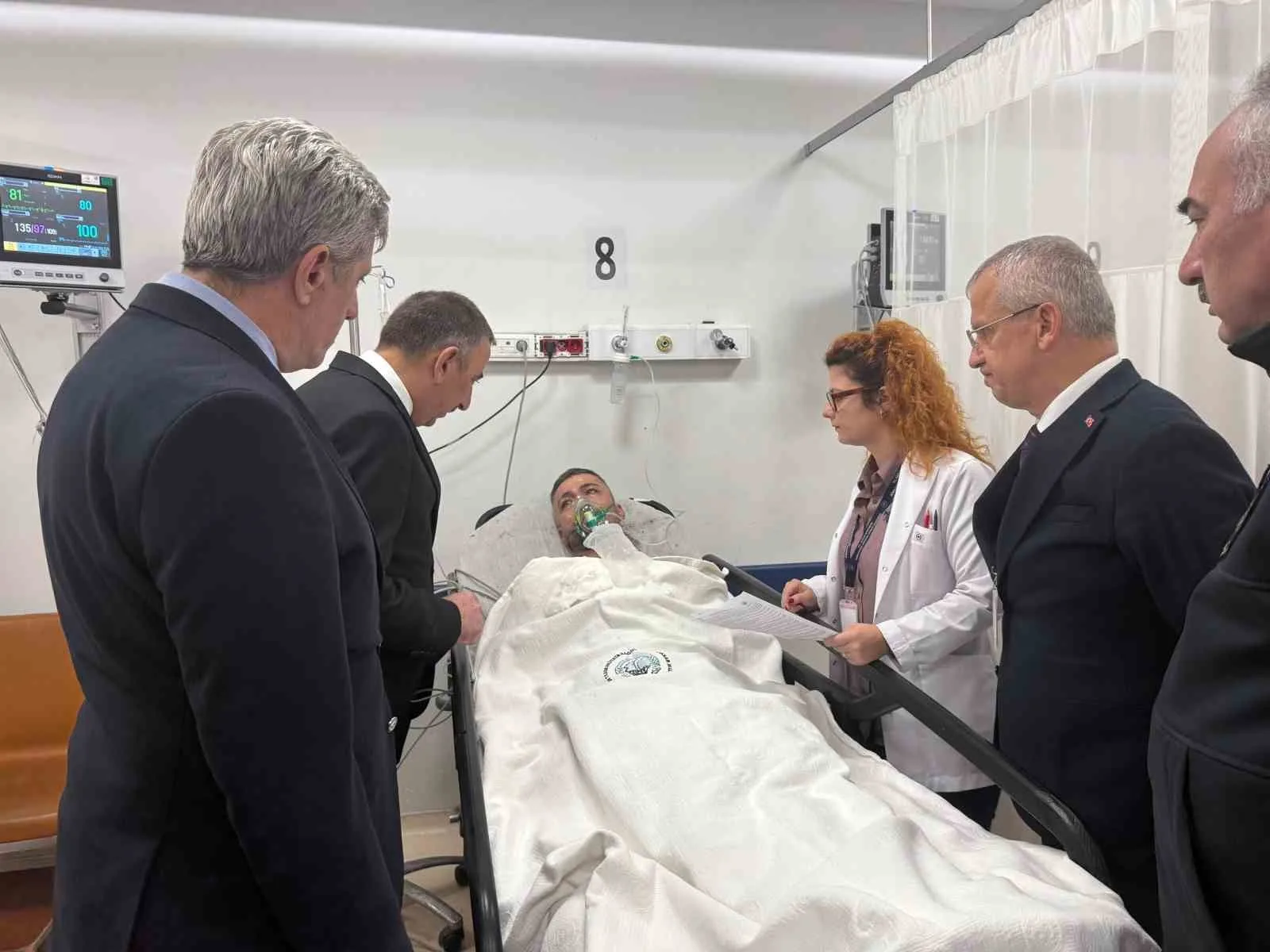 ZONGULDAK VALİSİ OSMAN HACIBEKTAŞOĞLU, KİLİMLİ İLÇESİNE BAĞLI GELİK BELDESİNDE 3 İŞÇİNİN HAYATINI KAYBETTİĞİ, 5 İŞÇİNİN YARALANDIĞI MADEN KAZASININ ARDINDAN OLAY YERİNDE İNCELEMELERDE BULUNDU. HACIBEKTAŞOĞLU, HASTANELERDE TEDAVİ GÖREN YARALI MADENCİLERİ DE ZİYARET ETTİ.