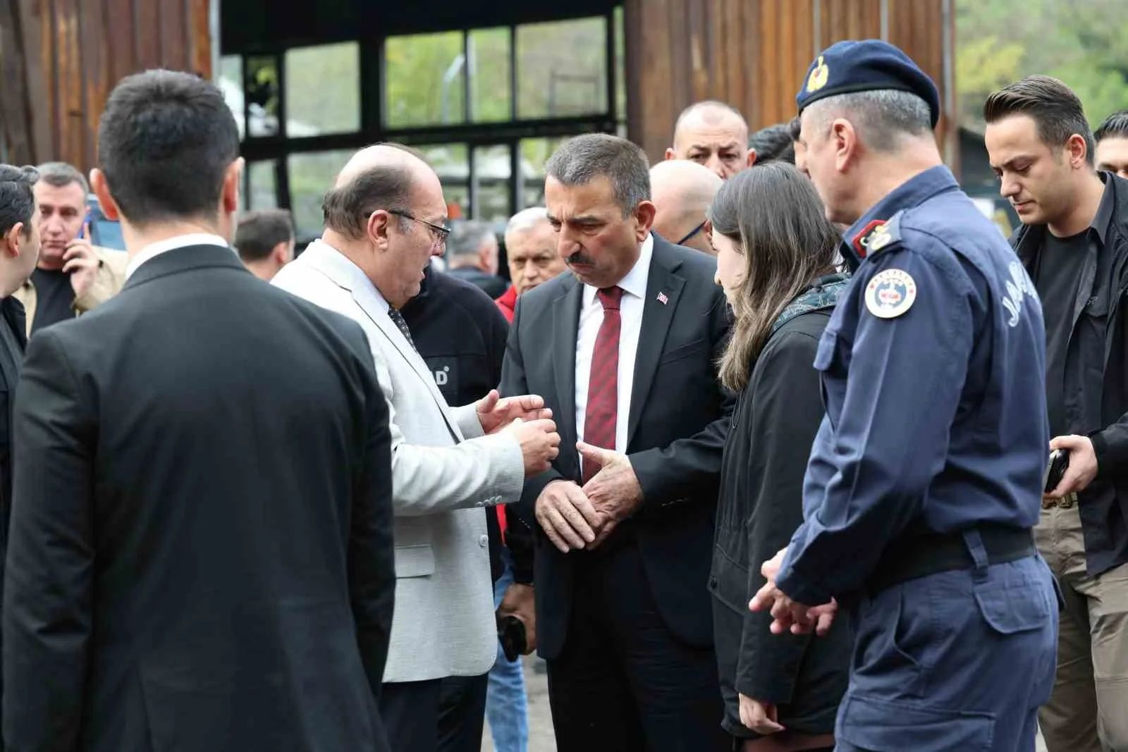 ZONGULDAK VALİSİ OSMAN HACIBEKTAŞOĞLU, KİLİMLİ İLÇESİNE BAĞLI GELİK BELDESİNDE 3 İŞÇİNİN HAYATINI KAYBETTİĞİ, 5 İŞÇİNİN YARALANDIĞI MADEN KAZASININ ARDINDAN OLAY YERİNDE İNCELEMELERDE BULUNDU. HACIBEKTAŞOĞLU, HASTANELERDE TEDAVİ GÖREN YARALI MADENCİLERİ DE ZİYARET ETTİ.