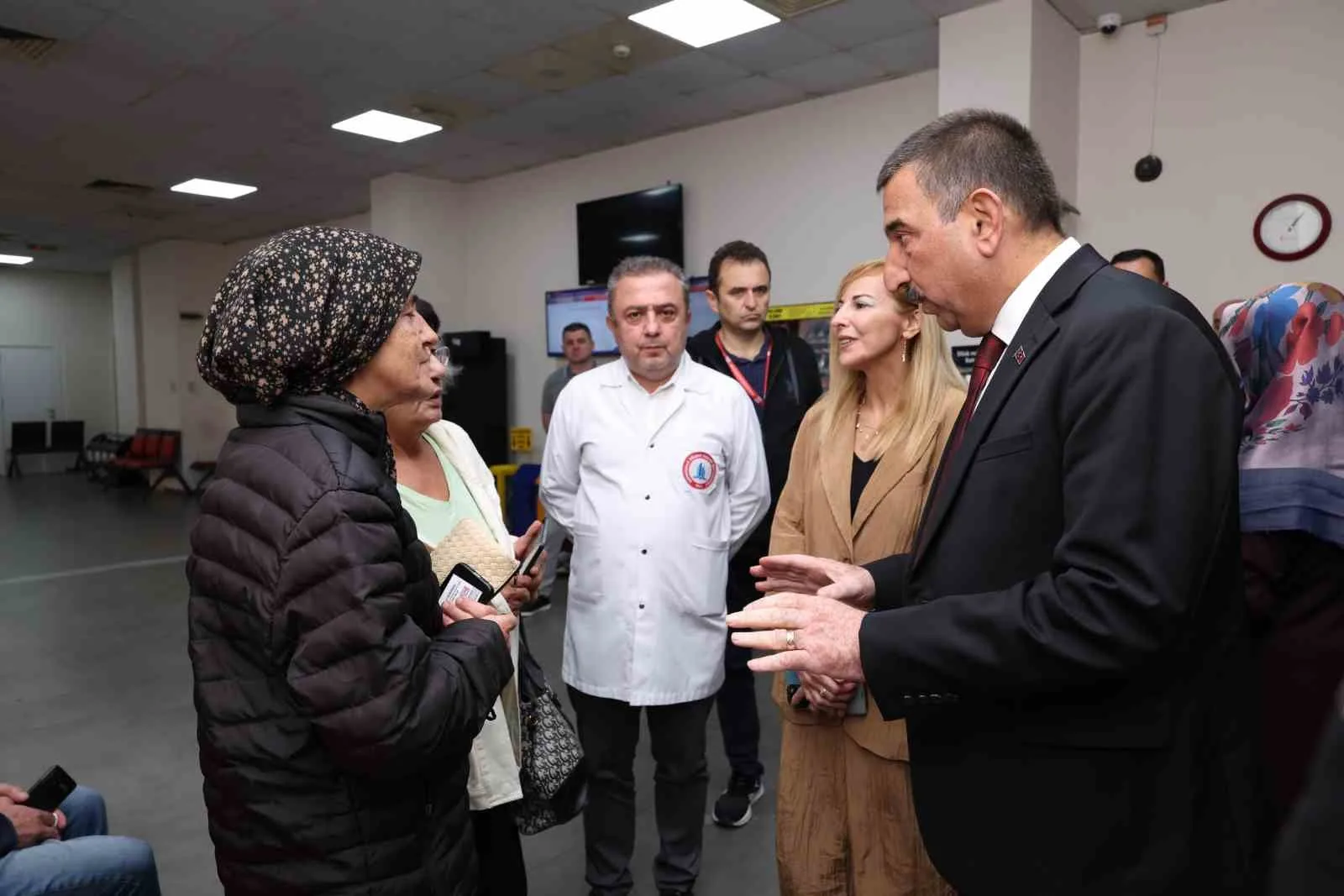 ZONGULDAK VALİSİ OSMAN HACIBEKTAŞOĞLU, KİLİMLİ İLÇESİNE BAĞLI GELİK BELDESİNDE 3 İŞÇİNİN HAYATINI KAYBETTİĞİ, 5 İŞÇİNİN YARALANDIĞI MADEN KAZASININ ARDINDAN OLAY YERİNDE İNCELEMELERDE BULUNDU. HACIBEKTAŞOĞLU, HASTANELERDE TEDAVİ GÖREN YARALI MADENCİLERİ DE ZİYARET ETTİ.