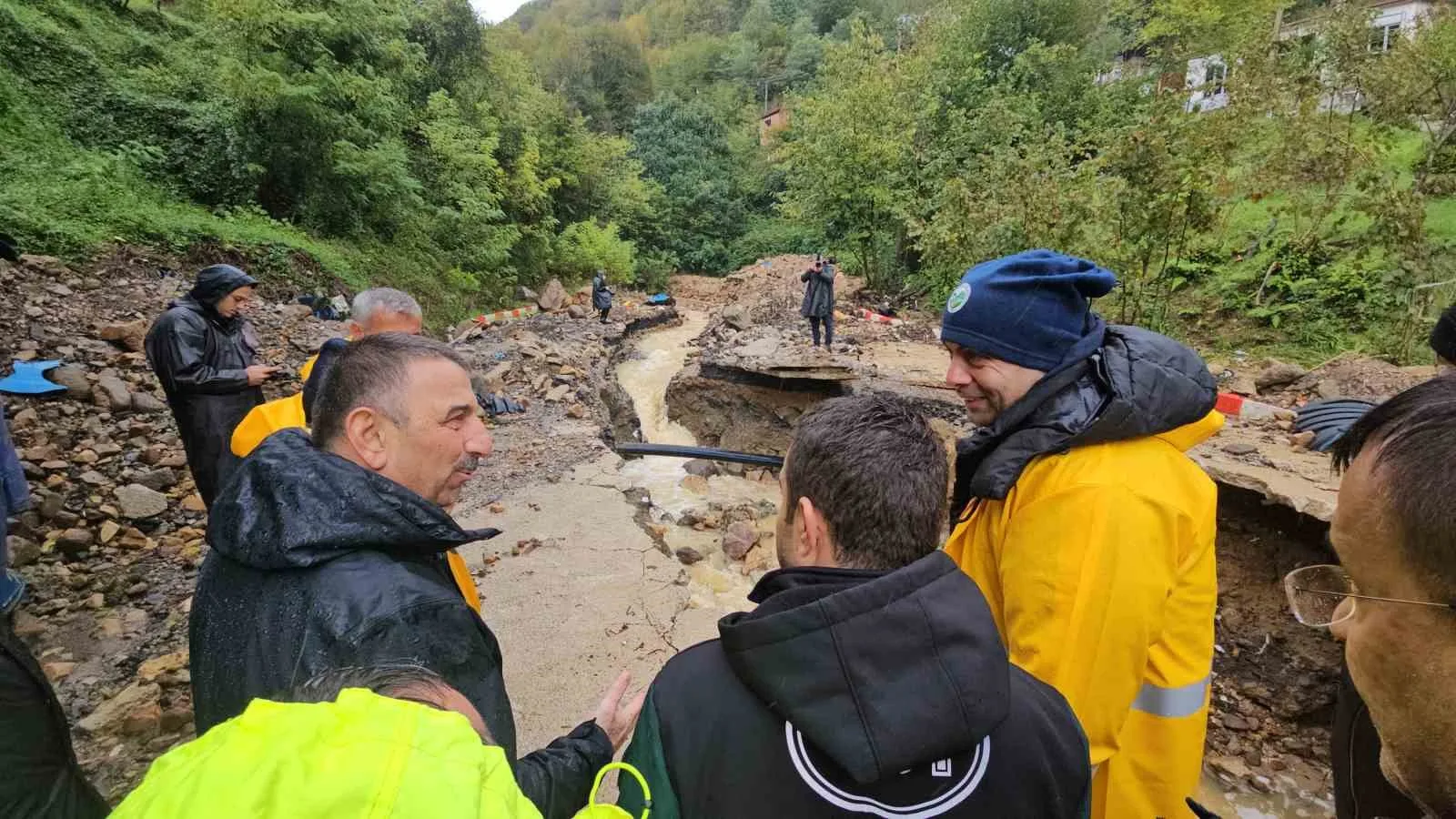 ZONGULDAK VALİSİ OSMAN HACIBEKTAŞOĞLU, KENTTE ETKİLİ OLAN ŞİDDETLİ YAĞIŞLARIN ARDINDAN ÇAYDAMAR MAHALLESİ'NDE İNCELEMELERDE BULUNDU.