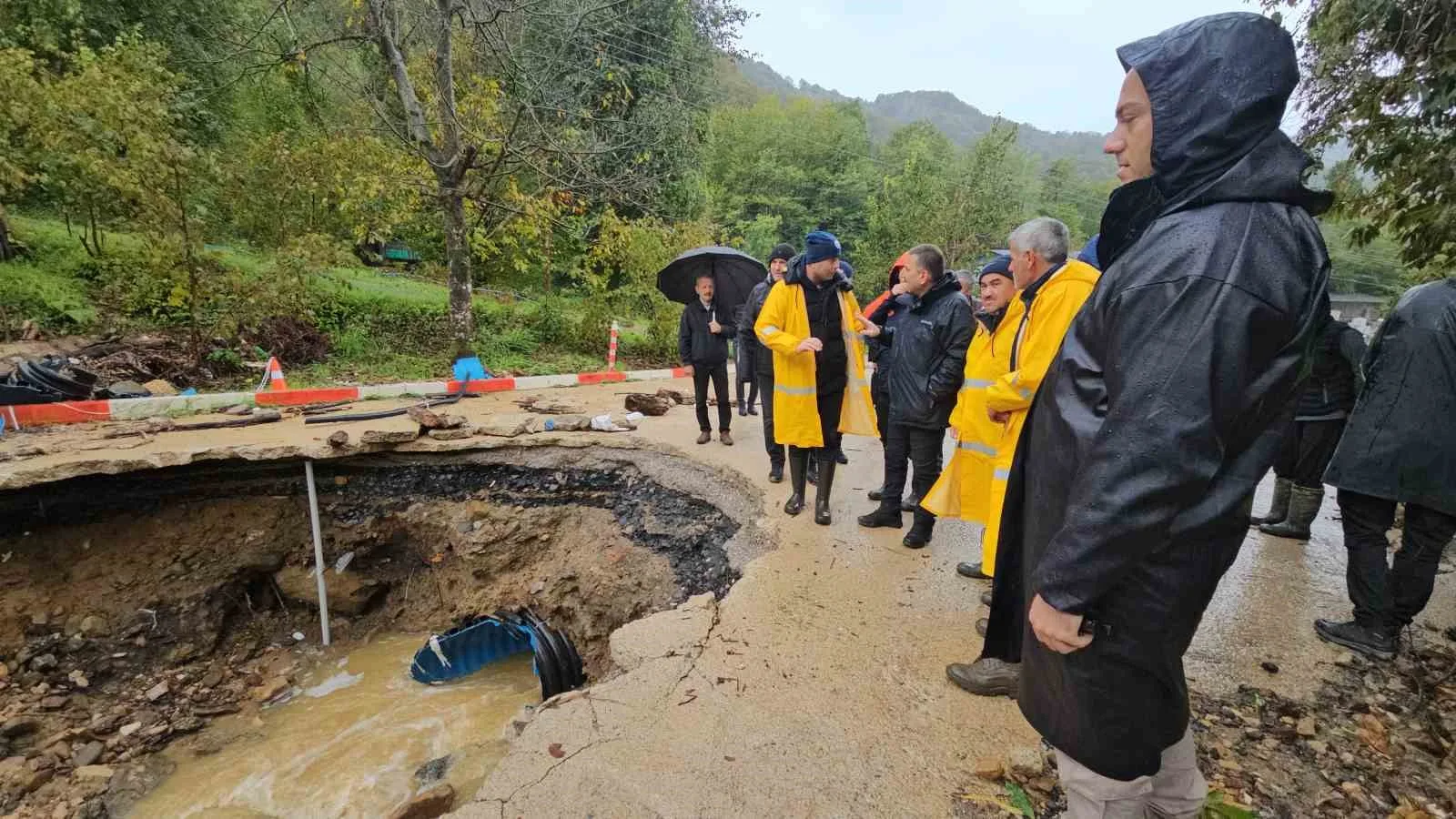 ZONGULDAK VALİSİ OSMAN HACIBEKTAŞOĞLU, KENTTE ETKİLİ OLAN ŞİDDETLİ YAĞIŞLARIN ARDINDAN ÇAYDAMAR MAHALLESİ'NDE İNCELEMELERDE BULUNDU.