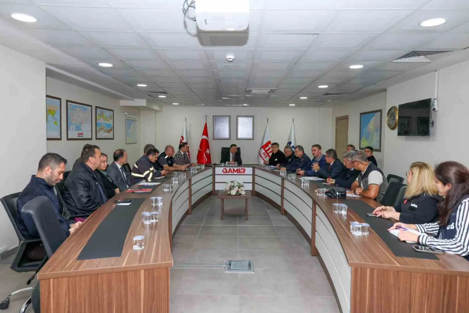 ZONGULDAK'TA ETKİSİNİ SÜRDÜREN YOĞUN YAĞIŞ NEDENİYLE YAŞANABİLECEK OLUMSUZLUKLARA KARŞI YÜRÜTÜLEN ÇALIŞMALAR YAKINDAN TAKİP EDİLİYOR.