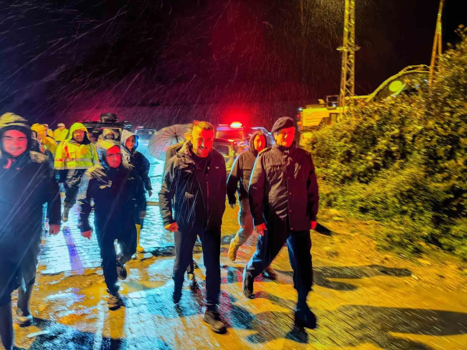VALİ OSMAN HACIBEKTAŞOĞLU, KUVVETLİ YAĞIŞLARIN ARDINDAN BÖLGEDEKİ ÇALIŞMALARI YERİNDE DENETLEYEREK KOORDİNASYON TALİMATI VERDİ.
