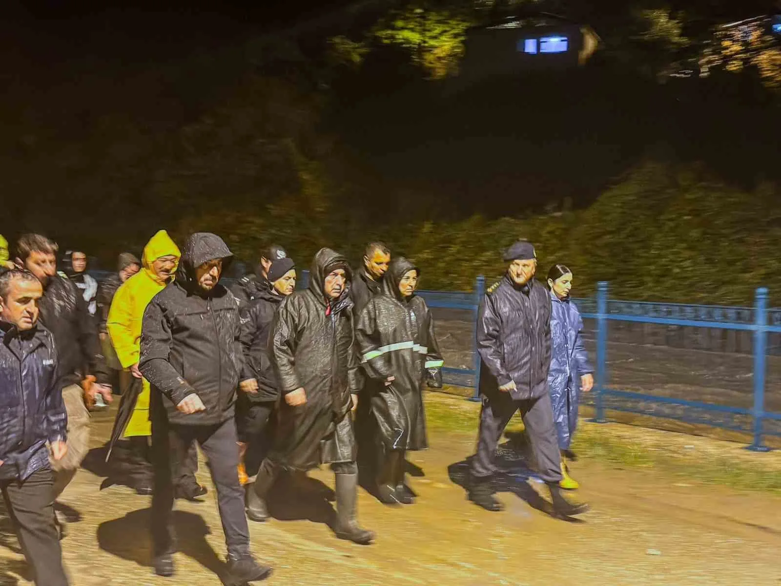 VALİ OSMAN HACIBEKTAŞOĞLU, KUVVETLİ YAĞIŞLARIN ARDINDAN BÖLGEDEKİ ÇALIŞMALARI YERİNDE DENETLEYEREK KOORDİNASYON TALİMATI VERDİ.
