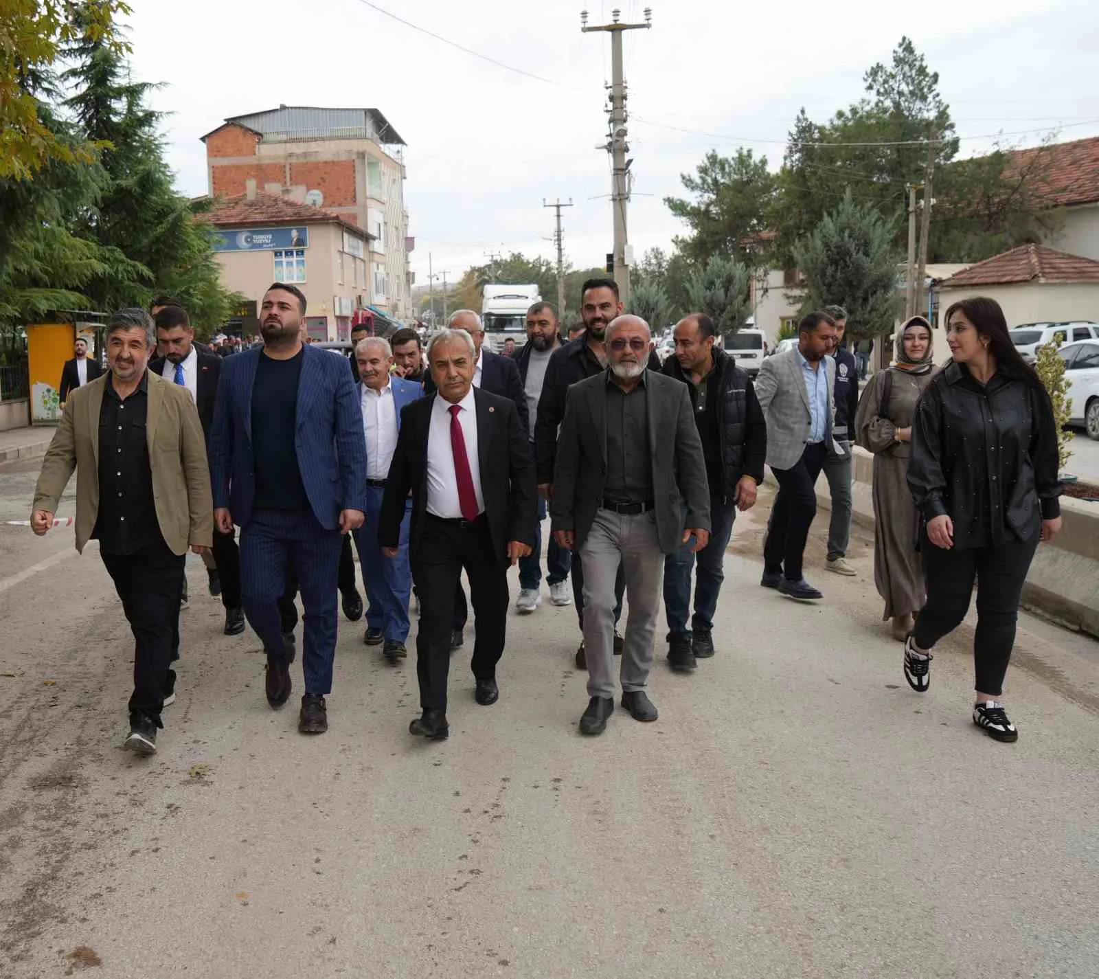 BELEDİYE BAŞKANVEKİLLİĞİ SEÇİMİNİ AK PARTİLİ MECLİS ÜYESİ HAMDİ AÇIKGÖZ (SOLDAN 3'ÜNCÜ) KAZANDI