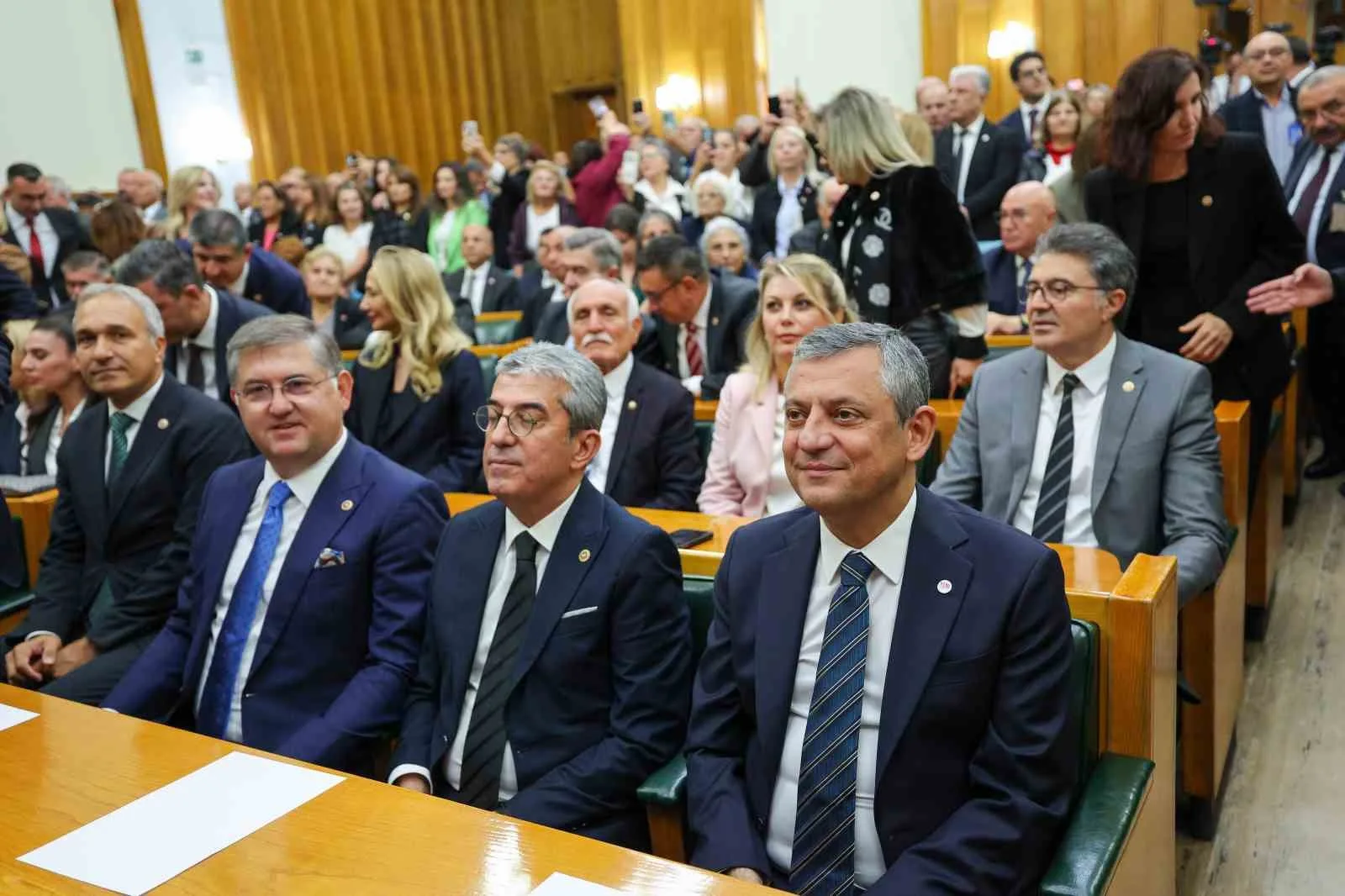 YENİ PARTİ GENEL BAŞKANI ÖZGÜR ÖZEL, "BUGÜN İTİBARİYLE YENİ PARTİ'NİN ÜYE SAYISI BU SABAH 753 BİNE ULAŞTI. ÜYE SAYIMIZ HIZLA ARTMAYA DEVAM EDİYOR" DEDİ.