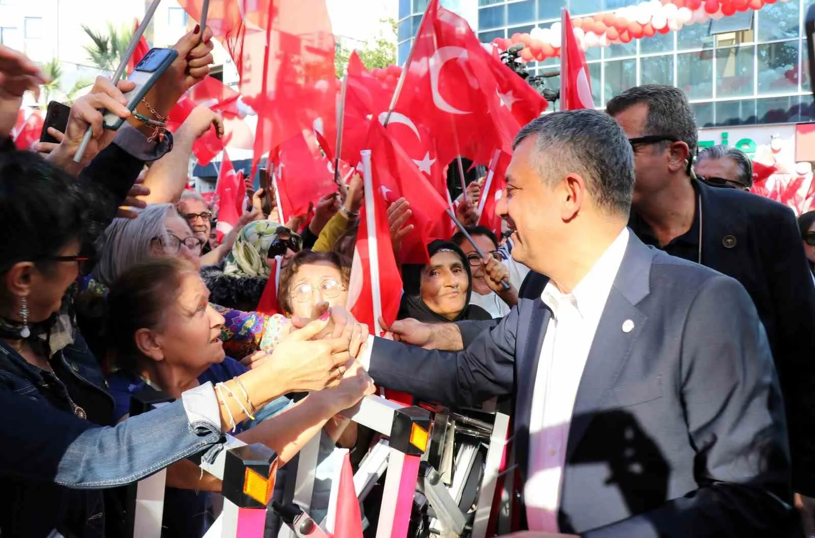 YENİ PARTİ GENEL BAŞKANI ÖZGÜR ÖZEL