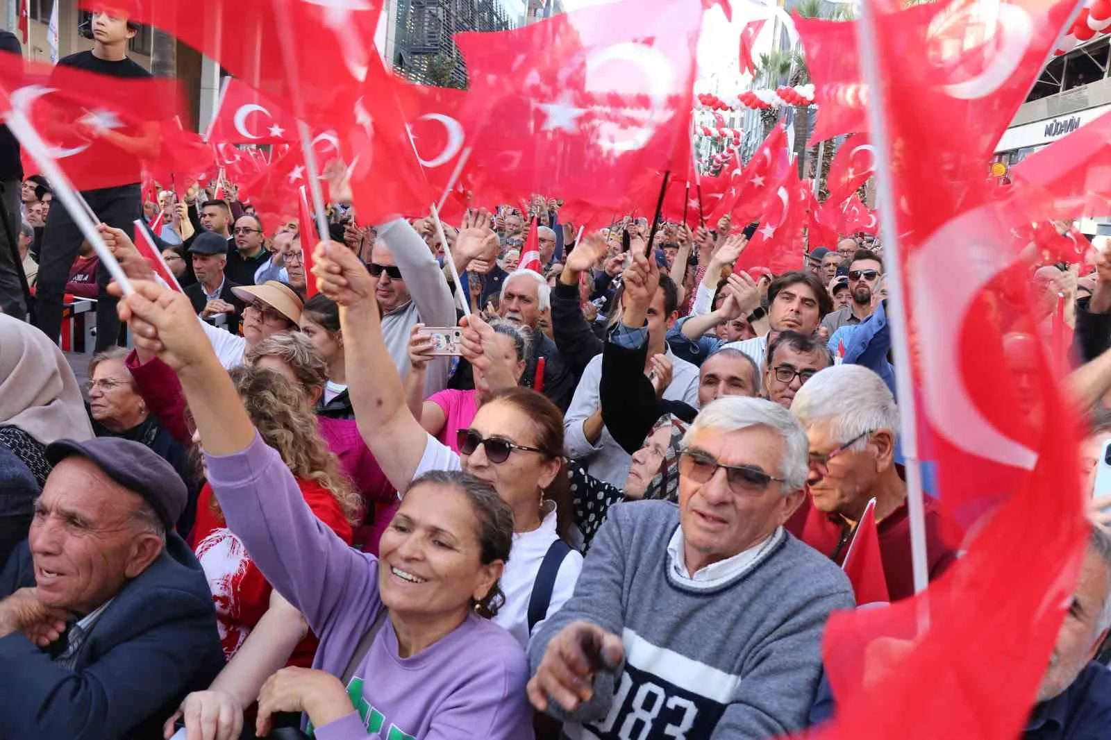 DENİZLİ BÜYÜKŞEHİR BELEDİYESİ’NİN TOPLU AÇILIŞ VE TEMEL ATMA TÖRENİ’NE KATILAN YENİ PARTİ GENEL BAŞKANI ÖZGÜR ÖZEL, DENİZLİ BÜYÜKŞEHİR BELEDİYESİ’NİN KENTTEKİ YATIRIMLARINA DİKKAT ÇEKTİ. BÜYÜKŞEHİR BELEDİYE BAŞKANI BÜLENT NURİ ÇAVUŞOĞLU İSE AÇILIŞI YAPILAN PROJELERİN YANI SIRA YENİ PROJELERİN MÜJDESİNİ VERDİ.