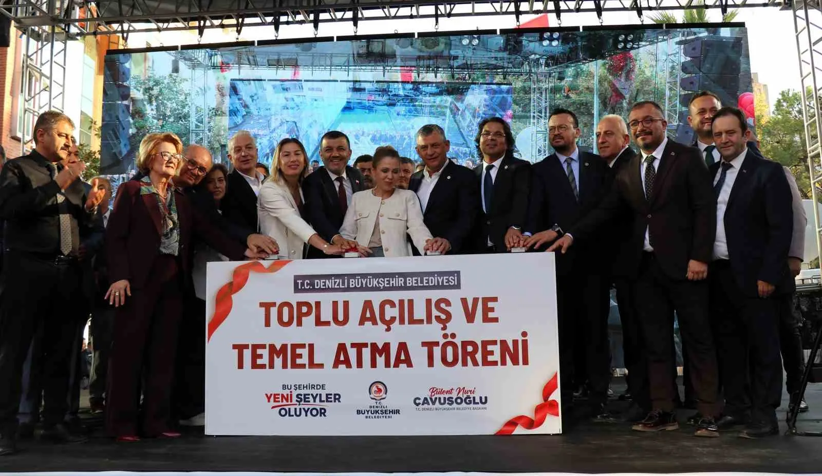 DENİZLİ BÜYÜKŞEHİR BELEDİYESİ’NİN TOPLU AÇILIŞ VE TEMEL ATMA TÖRENİ’NE KATILAN YENİ PARTİ GENEL BAŞKANI ÖZGÜR ÖZEL, DENİZLİ BÜYÜKŞEHİR BELEDİYESİ’NİN KENTTEKİ YATIRIMLARINA DİKKAT ÇEKTİ. BÜYÜKŞEHİR BELEDİYE BAŞKANI BÜLENT NURİ ÇAVUŞOĞLU İSE AÇILIŞI YAPILAN PROJELERİN YANI SIRA YENİ PROJELERİN MÜJDESİNİ VERDİ.
