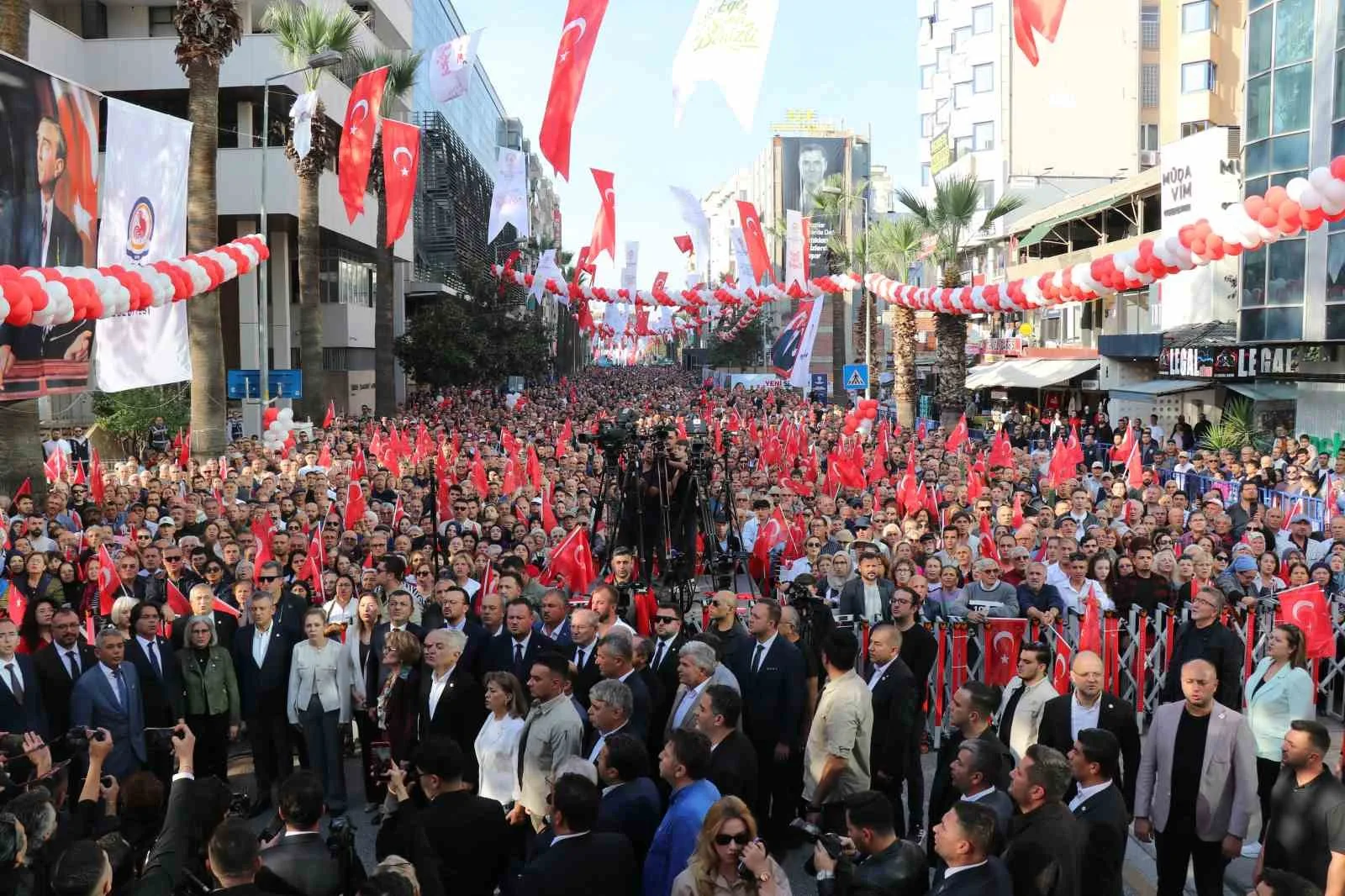DENİZLİ BÜYÜKŞEHİR BELEDİYESİ’NİN TOPLU AÇILIŞ VE TEMEL ATMA TÖRENİ’NE KATILAN YENİ PARTİ GENEL BAŞKANI ÖZGÜR ÖZEL, DENİZLİ BÜYÜKŞEHİR BELEDİYESİ’NİN KENTTEKİ YATIRIMLARINA DİKKAT ÇEKTİ. BÜYÜKŞEHİR BELEDİYE BAŞKANI BÜLENT NURİ ÇAVUŞOĞLU İSE AÇILIŞI YAPILAN PROJELERİN YANI SIRA YENİ PROJELERİN MÜJDESİNİ VERDİ.