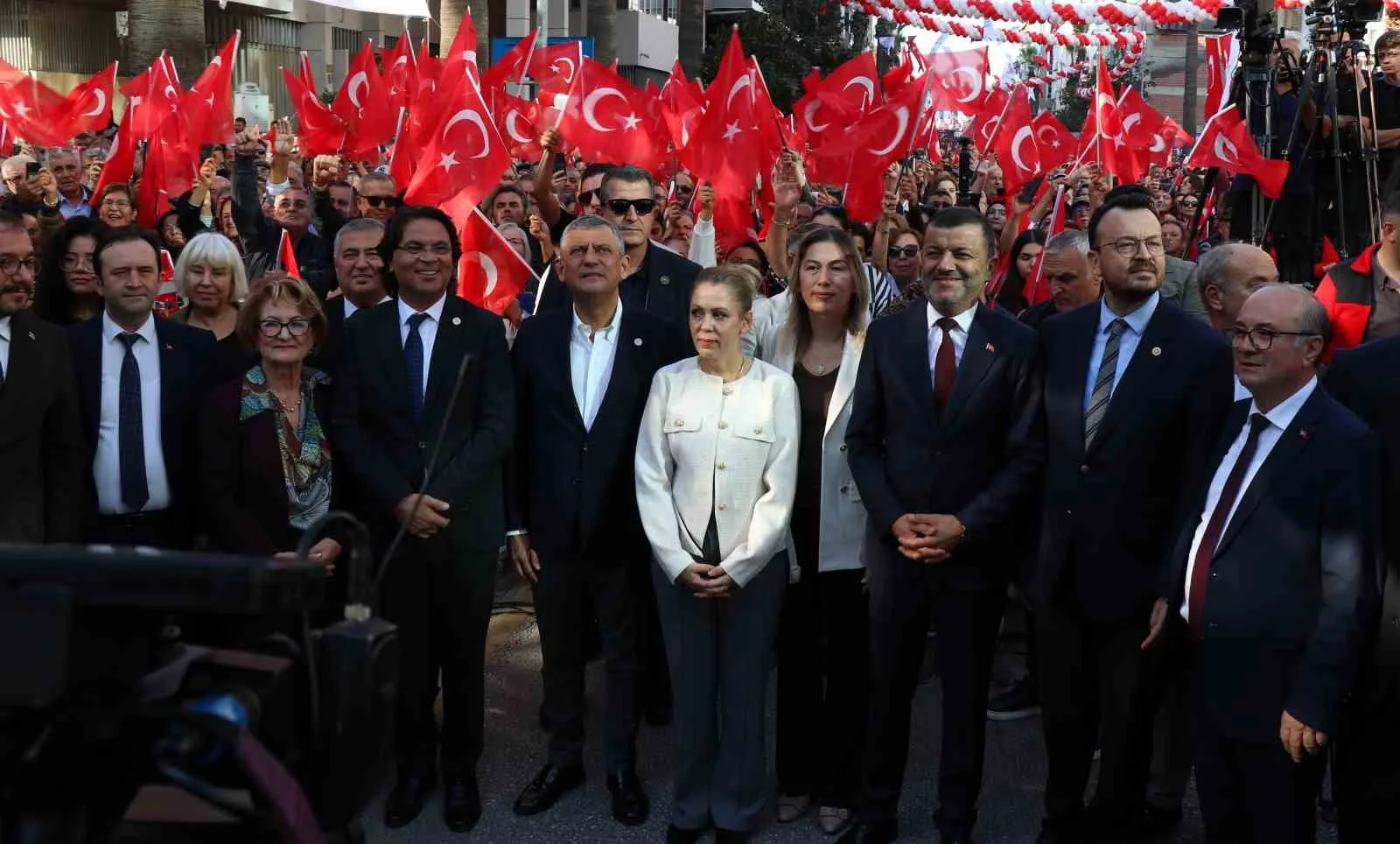 DENİZLİ BÜYÜKŞEHİR BELEDİYESİ’NİN TOPLU AÇILIŞ VE TEMEL ATMA TÖRENİ’NE KATILAN YENİ PARTİ GENEL BAŞKANI ÖZGÜR ÖZEL, DENİZLİ BÜYÜKŞEHİR BELEDİYESİ’NİN KENTTEKİ YATIRIMLARINA DİKKAT ÇEKTİ. BÜYÜKŞEHİR BELEDİYE BAŞKANI BÜLENT NURİ ÇAVUŞOĞLU İSE AÇILIŞI YAPILAN PROJELERİN YANI SIRA YENİ PROJELERİN MÜJDESİNİ VERDİ.