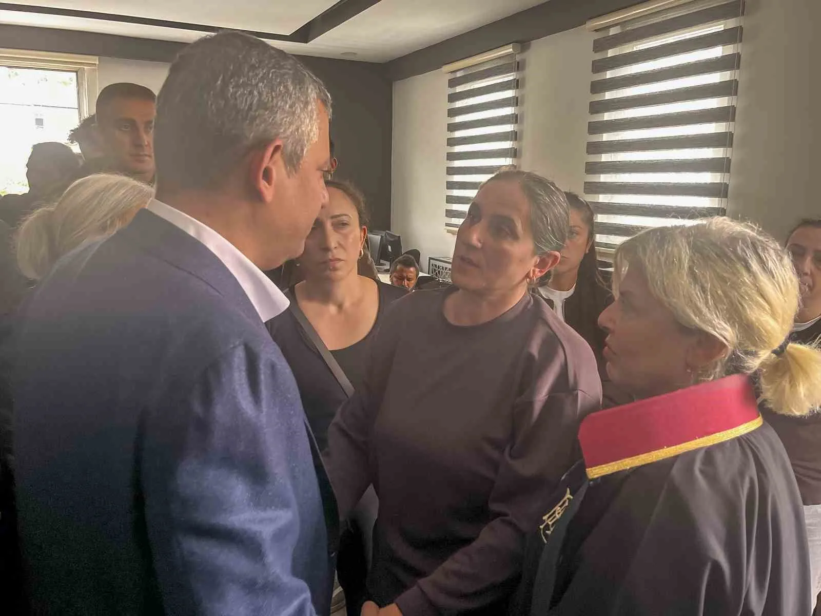 ÖZEL, ARDINDAN BORÇKA CANKURTARAN BÖLGESİNDE ÇEVRE MÜCADELESİ VERİRKEN ÖLDÜRÜLEN REŞİT KİBAR'IN ARTVİN ADLİYESİ'NDE GÖRÜLEN DURUŞMASINA DA KATILDI. ARTVİN MERKEZ CAMİİ'NDE CUMA NAMAZINI KILAN ÖZEL MİLLİ İRADE MEYDANI'NDA ARTVİNLİLERE SESLENDİ.