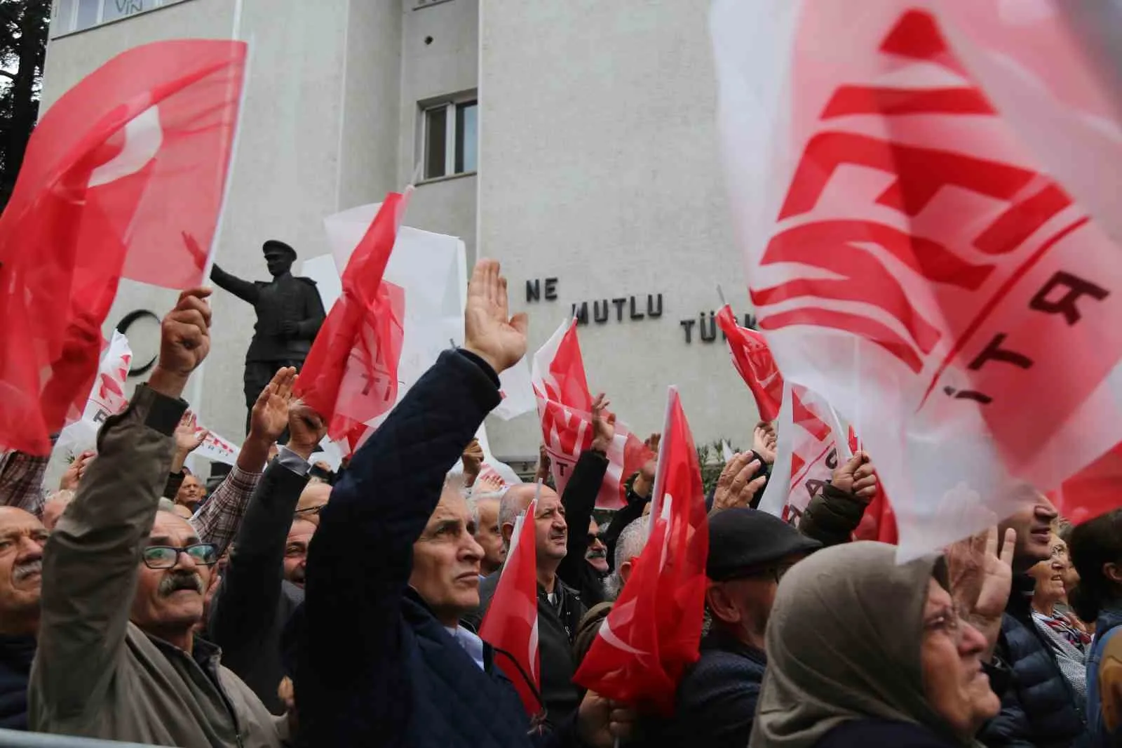 ÖZEL, MİLLİ İRADE MEYDANI’NDA ARTVİNLİLER’E SESLENDİ.