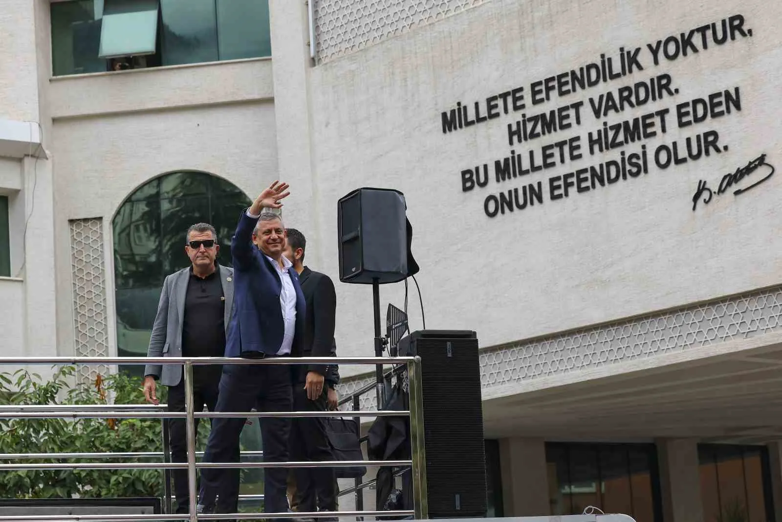 YENİ PARTİ GENEL BAŞKANI ÖZGÜR ÖZEL, GÜNDEMDEKİ FON KRİZİNE VURGU YAPARAK "YAŞADIĞIMIZ KRİZLER YETMEZMİŞ GİBİ ŞİMDİ BİR DE FON KRİZİ ÇIKTI. YANİ VATANDAŞIN DEVLETE EMANET ETTİĞİ PARASINA ÇÖKTÜLER" DEDİ.