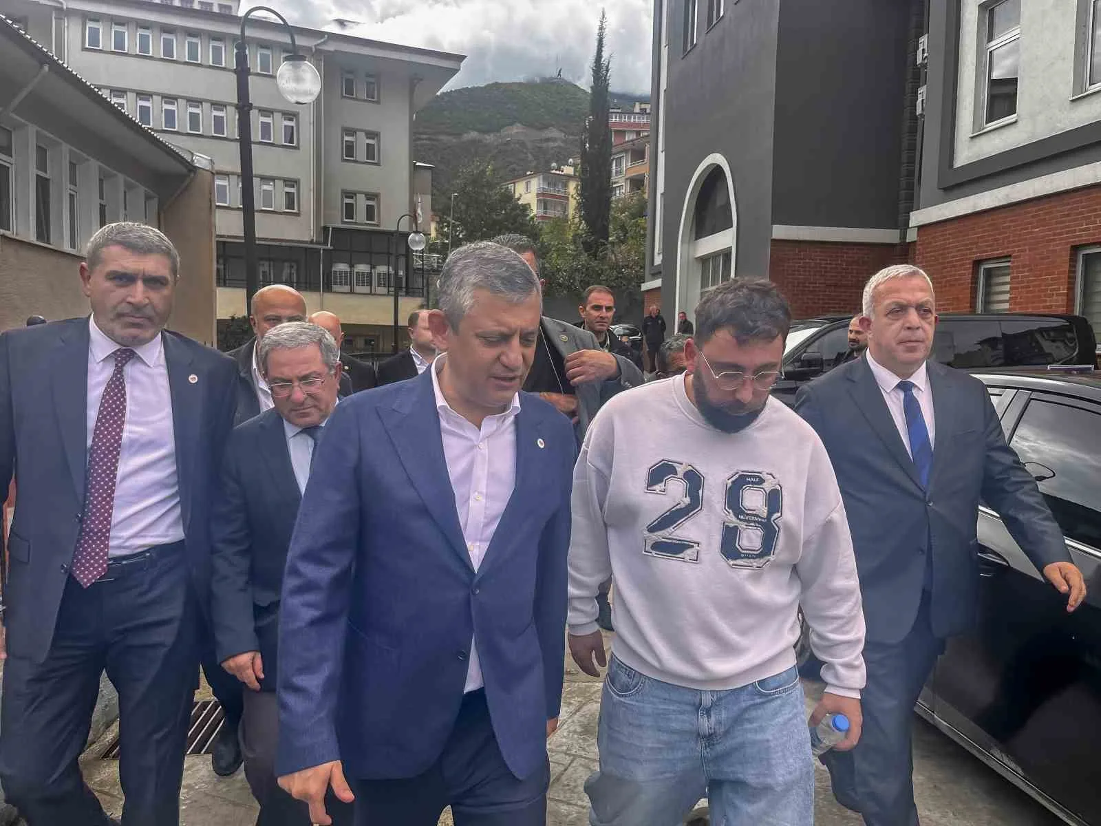 YENİ PARTİ GENEL BAŞKANI ÖZGÜR ÖZEL, ARDINDAN ARTVİN’İN BORÇKA CANKURTARAN BÖLGESİNDE ÇEVRE MÜCADELESİ VERİRKEN ÖLDÜRÜLEN REŞİT KİBAR’IN ARTVİN ADLİYESİ’NDE GÖRÜLEN DURUŞMASINA KATILDI.