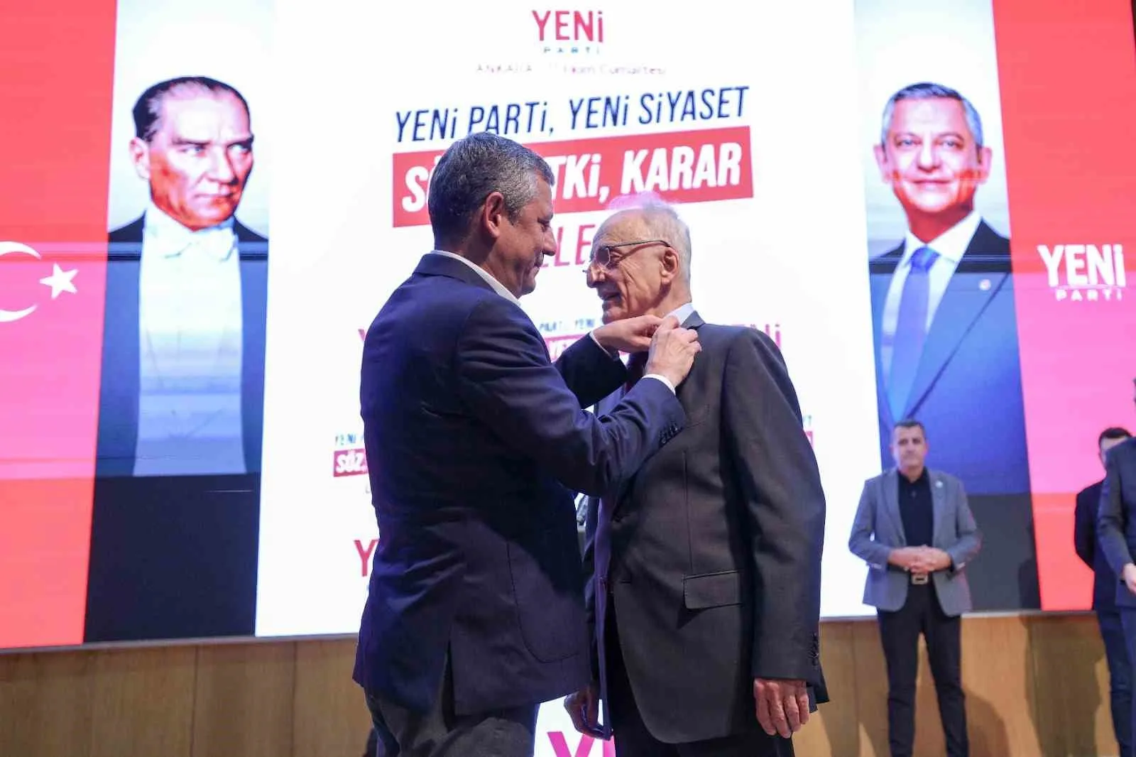 ÖZEL, PARTİYE KATILAN ESKİ BAŞBAKAN YARDIMCISI VE SOSYAL DEMOKRAT HALKÇI PARTİ (SHP) GENEL BAŞKANI MURAT KARAYALÇIN'A ROZETİNİ TAKTI.