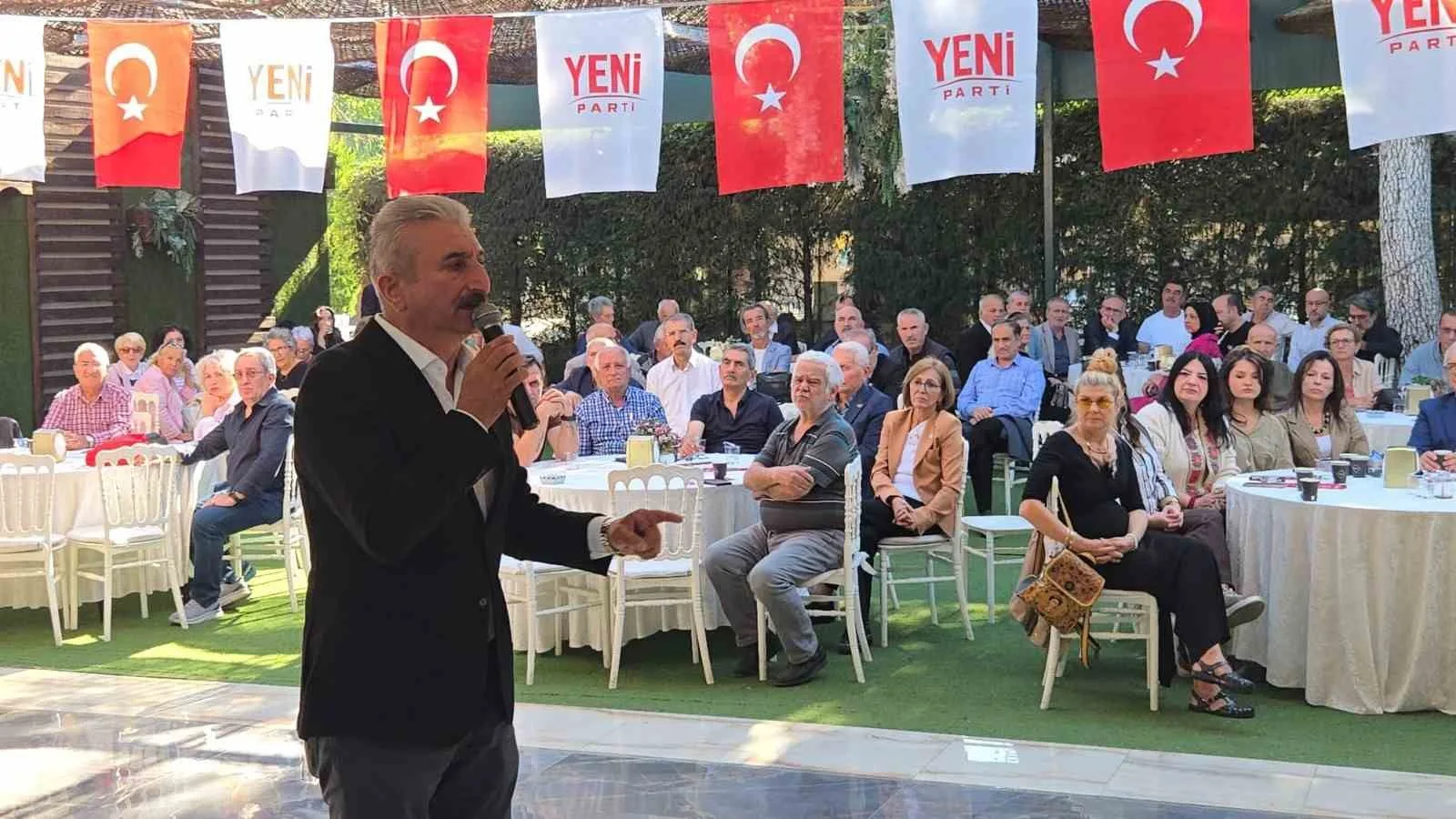 YENİ PARTİ BURSA KURUCU İL BAŞKANI VE İL BAŞKAN ADAYI NİHAT YEŞİLTAŞ, İL KONGRESİ ÖNCESİ SEÇİM ÇALIŞMALARI KAPSAMINDA OSMANGAZİ İLÇE ÜYE TOPLANTISI'NDA KONUŞTU. KONUŞMASINDA YENİ PARTİ'Yİ HALKIN KURDUĞUNU HATIRLATAN YEŞİLTAŞ KİMSENİN ÖTEKİLEŞTİRİLMEYECEĞİNİ, KİMSENİN GERİDE BIRAKILMADAN İKTİDAR OLUNACAĞINI SÖYLEDİ.