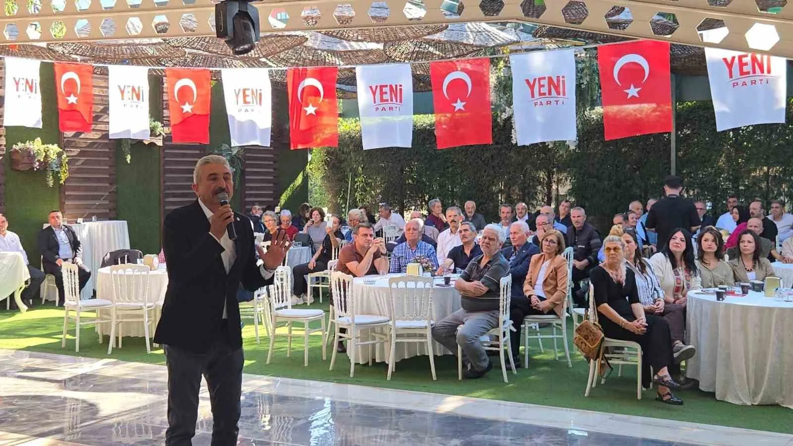 YENİ PARTİ BURSA KURUCU İL BAŞKANI VE İL BAŞKAN ADAYI NİHAT YEŞİLTAŞ, İL KONGRESİ ÖNCESİ SEÇİM ÇALIŞMALARI KAPSAMINDA OSMANGAZİ İLÇE ÜYE TOPLANTISI'NDA KONUŞTU. KONUŞMASINDA YENİ PARTİ'Yİ HALKIN KURDUĞUNU HATIRLATAN YEŞİLTAŞ KİMSENİN ÖTEKİLEŞTİRİLMEYECEĞİNİ, KİMSENİN GERİDE BIRAKILMADAN İKTİDAR OLUNACAĞINI SÖYLEDİ.