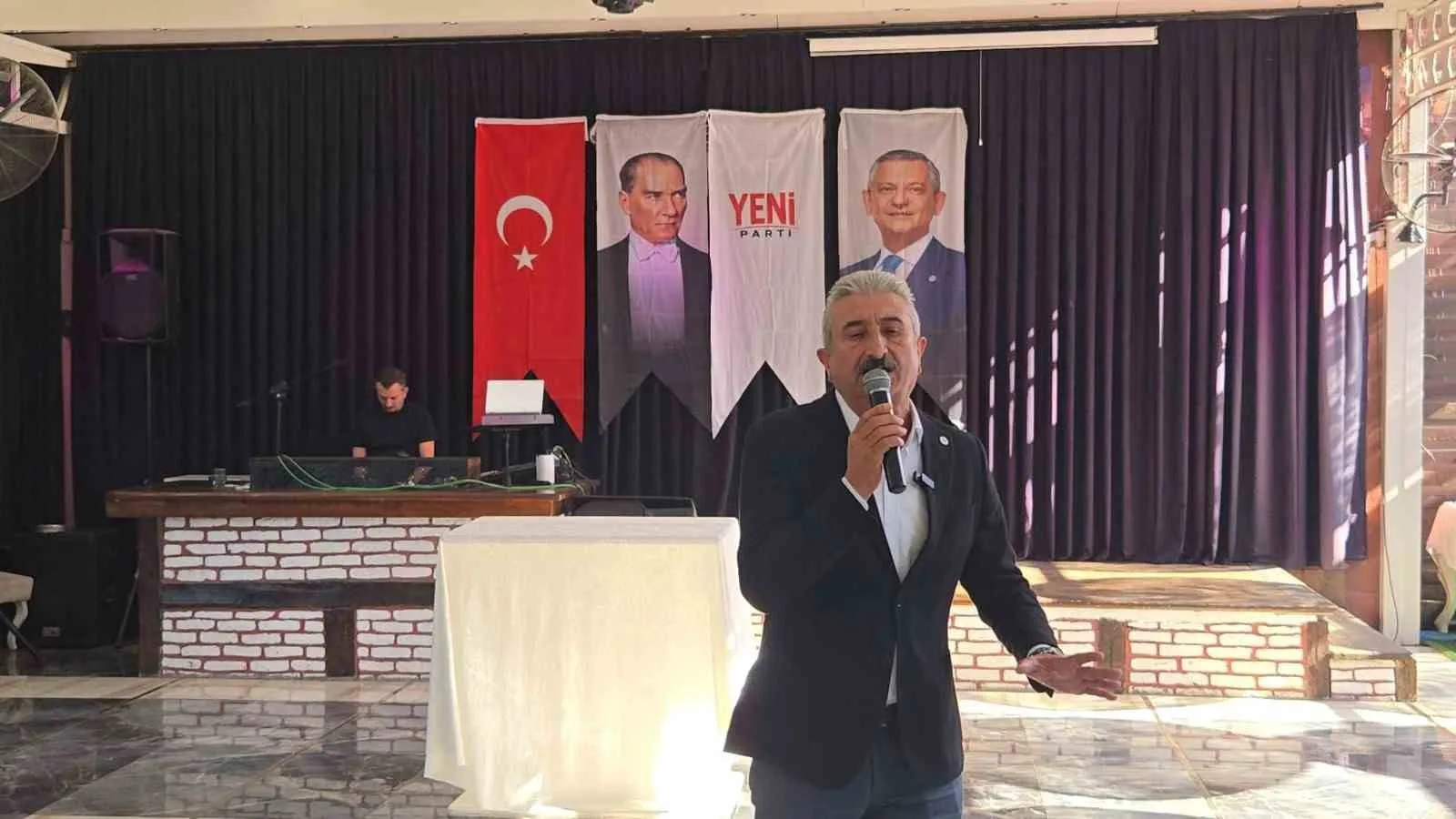 YENİ PARTİ BURSA KURUCU İL BAŞKANI VE İL BAŞKAN ADAYI NİHAT YEŞİLTAŞ, İL KONGRESİ ÖNCESİ SEÇİM ÇALIŞMALARI KAPSAMINDA OSMANGAZİ İLÇE ÜYE TOPLANTISI'NDA KONUŞTU. KONUŞMASINDA YENİ PARTİ'Yİ HALKIN KURDUĞUNU HATIRLATAN YEŞİLTAŞ KİMSENİN ÖTEKİLEŞTİRİLMEYECEĞİNİ, KİMSENİN GERİDE BIRAKILMADAN İKTİDAR OLUNACAĞINI SÖYLEDİ.