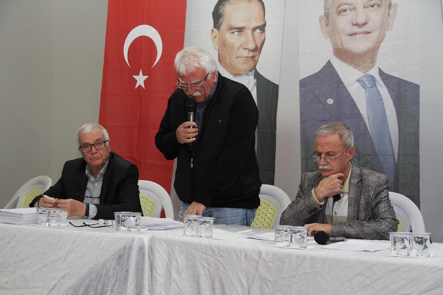 YENİ PARTİ KULA İLÇE TEŞKİLATI’NIN 1. OLAĞAN KONGRESİ, YUNUS EMRE KÜLTÜR MERKEZİ’NDE GERÇEKLEŞTİRİLDİ. TEK LİSTEYLE GİDİLEN KONGREDE MEVCUT İLÇE BAŞKANI ESEN ÇINAR, DELEGELERİN KULLANDIĞI OYLARIN TAMAMINI ALARAK YENİDEN İLÇE BAŞKANLIĞINA SEÇİLDİ.