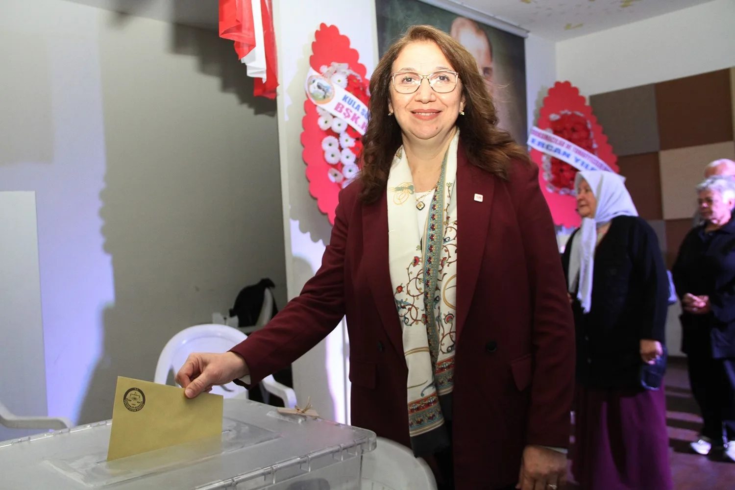 YENİ PARTİ KULA İLÇE TEŞKİLATI’NIN 1. OLAĞAN KONGRESİ, YUNUS EMRE KÜLTÜR MERKEZİ’NDE GERÇEKLEŞTİRİLDİ. TEK LİSTEYLE GİDİLEN KONGREDE MEVCUT İLÇE BAŞKANI ESEN ÇINAR, DELEGELERİN KULLANDIĞI OYLARIN TAMAMINI ALARAK YENİDEN İLÇE BAŞKANLIĞINA SEÇİLDİ.