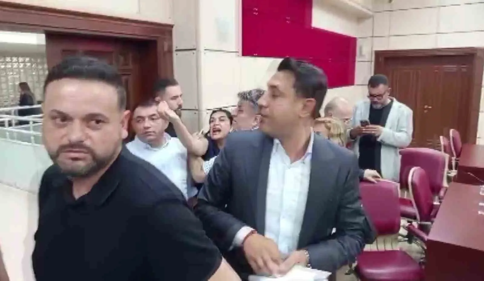 MECLİS SALONUNDA BAŞLAYAN SÖZLÜ TARTIŞMANIN KORİDORA TAŞINDIĞI, SÜMER'İN KILIÇARSLAN'IN ÜZERİNE YÜRÜDÜĞÜ VE YUMRUK ATMAYA KALKTIĞI ÖNE SÜRÜLDÜ.