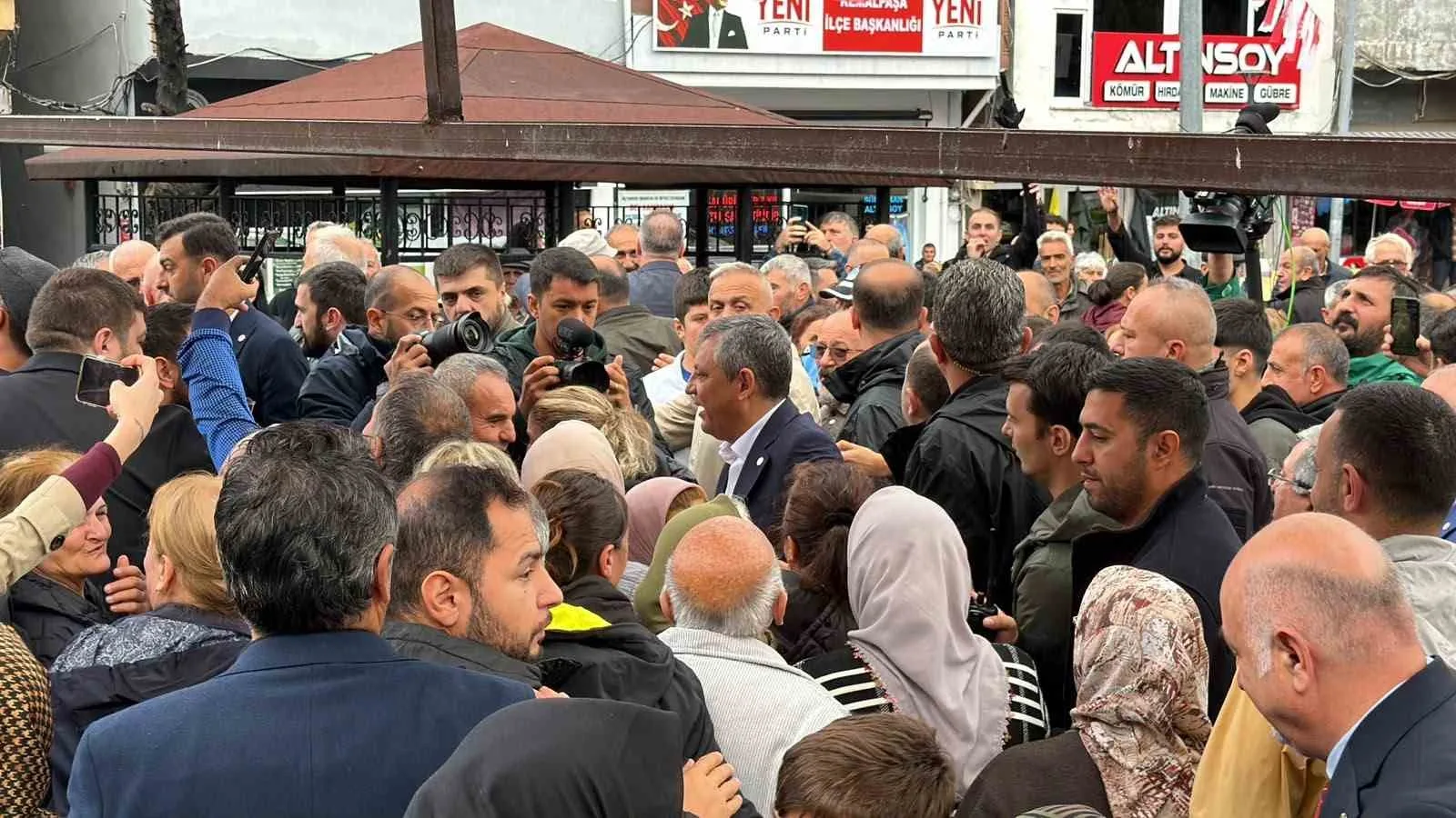 YENİ PARTİ GENEL BAŞKANI ÖZGÜR ÖZEL, ARTVİN ZİYARETİNİN İKİNCİ GÜNÜNDE KEMALPAŞA VE HOPA İLÇELERİNDE VATANDAŞLARLA BULUŞTU.