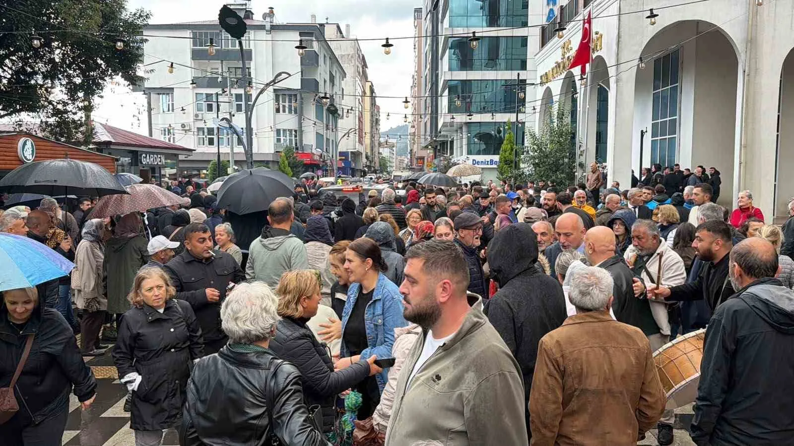 YENİ PARTİ GENEL BAŞKANI ÖZGÜR ÖZEL, ARTVİN ZİYARETİNİN İKİNCİ GÜNÜNDE KEMALPAŞA VE HOPA İLÇELERİNDE VATANDAŞLARLA BULUŞTU.