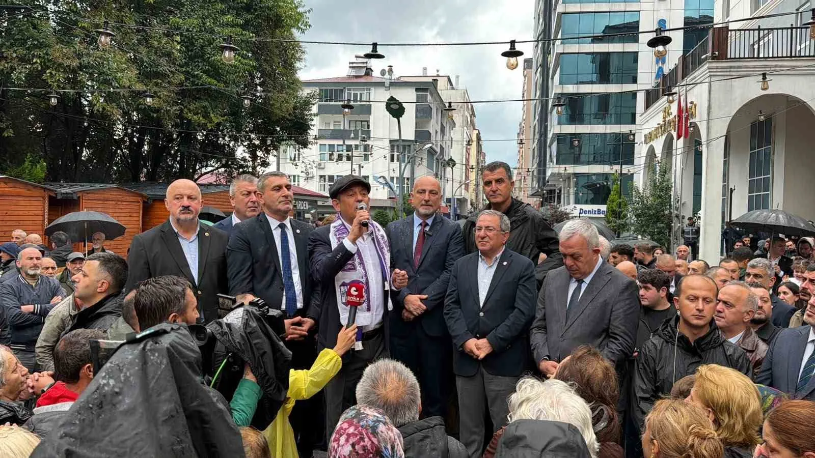 HOPA’DA KONUŞAN ÖZEL, PARTİSİNİN GENEL BAŞKANLIK SEÇİMİNDE ÜYELERİN DOĞRUDAN OY KULLANACAĞINI BELİRTEREK EMEKLİLER, KADINLAR VE GENÇLERE YÖNELİK MESAJLAR VERDİ.