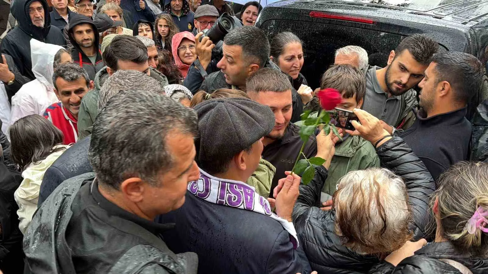 YENİ PARTİ GENEL BAŞKANI ÖZGÜR ÖZEL, ARTVİN ZİYARETİNİN İKİNCİ GÜNÜNDE KEMALPAŞA VE HOPA İLÇELERİNDE VATANDAŞLARLA BULUŞTU.