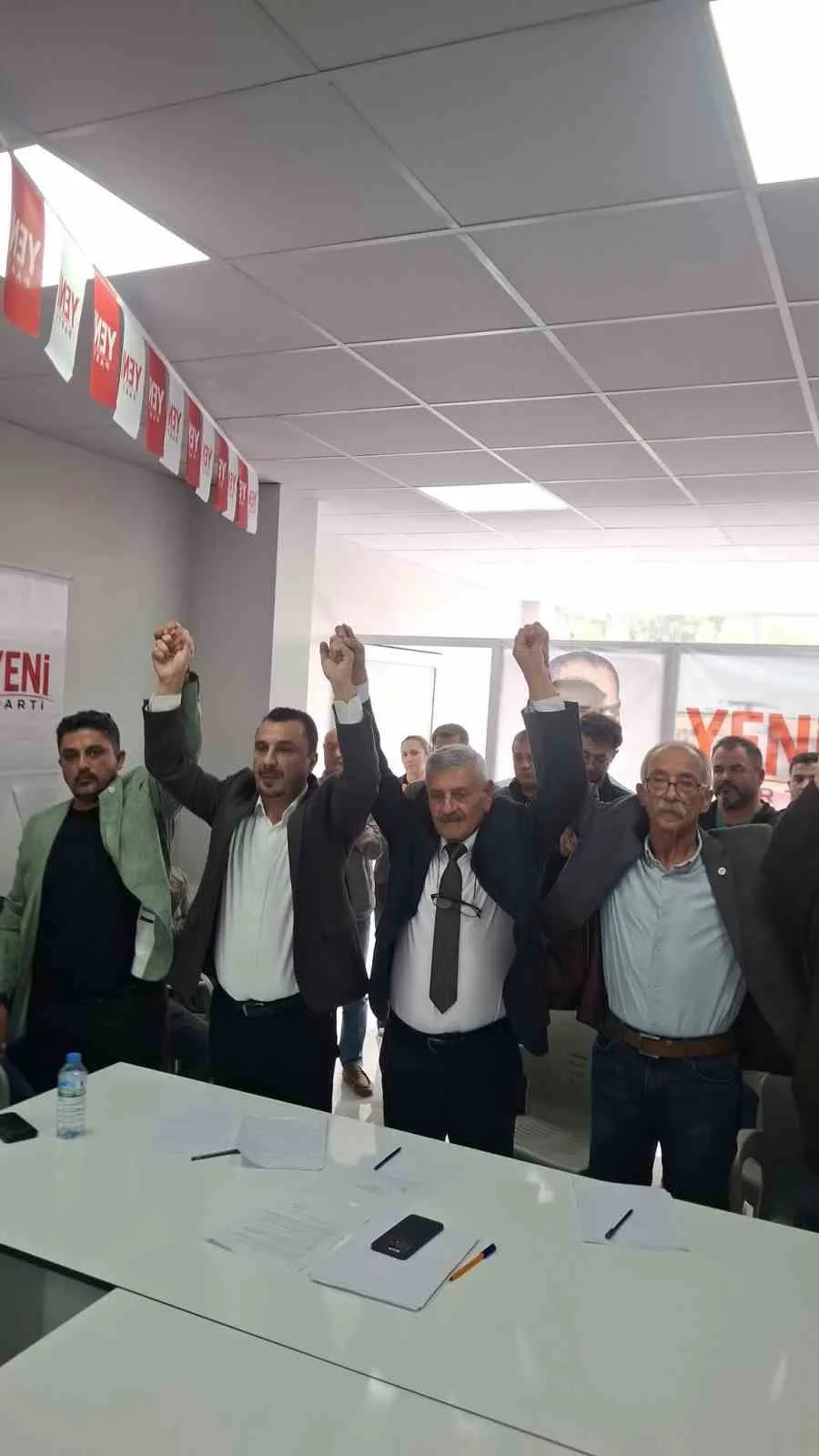 YENİ PARTİ SELENDİ İLÇE BAŞKANLIĞI KONGRESİ’NDE 207 OY ALAN KURUCU İLÇE BAŞKANI ZEKİ ÖZKAN, YENİDEN BAŞKANLIĞA SEÇİLDİ. RAKİBİ TEVFİK UĞUR’UN 132 OY ALDIĞI KONGREDE 1 OY GEÇERSİZ SAYILIRKEN ÖZKAN, YENİ DÖNEMDE BİRLİK VE BERABERLİK İÇERİSİNDE ÇALIŞACAKLARINI SÖYLEDİ.
