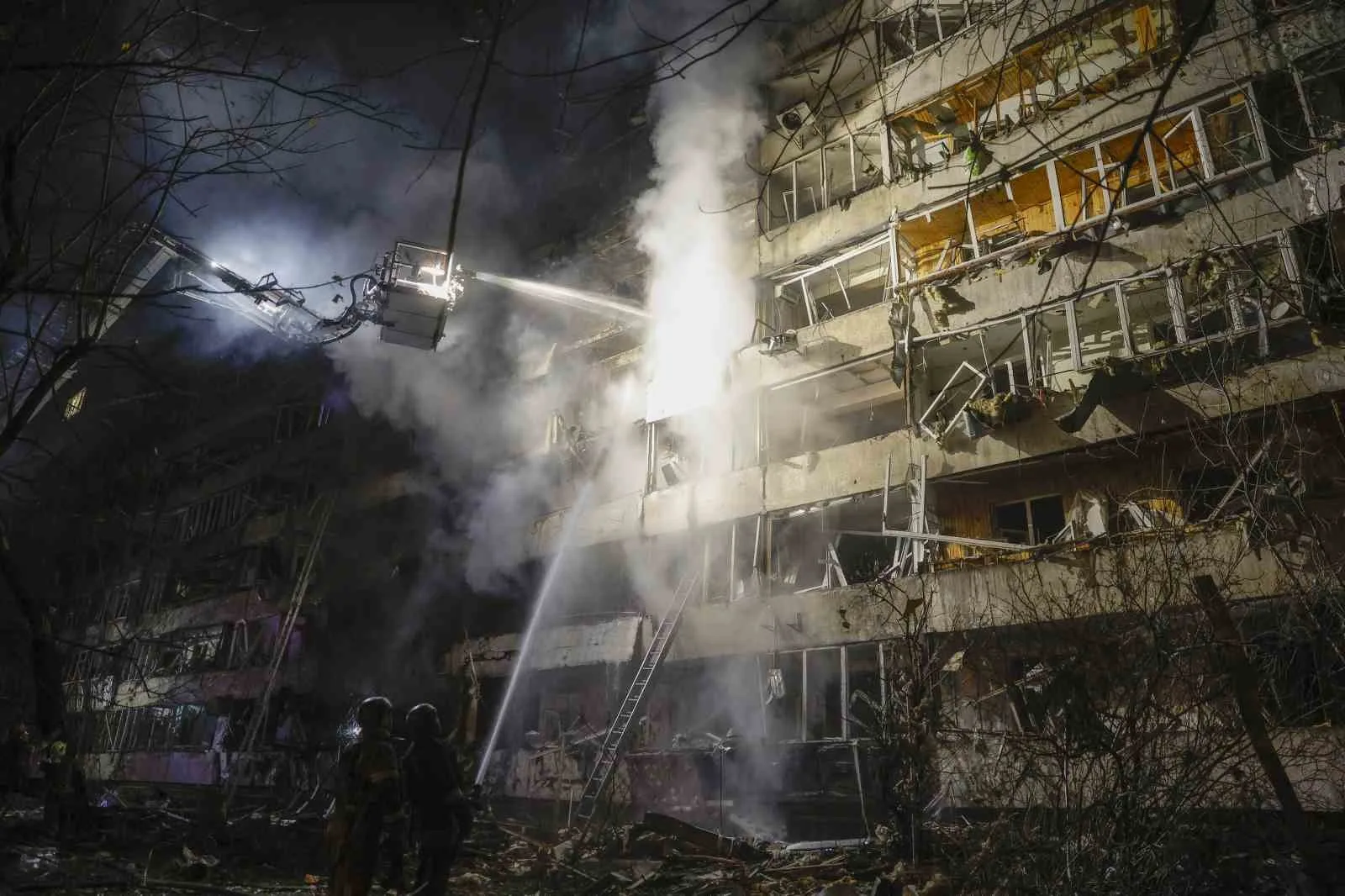 APARTMANA YÖNELİK FÜZE SALDIRISINDA 2 KİŞİ HAYATINI KAYBETTİ, 21 KİŞİ YARALANDI
