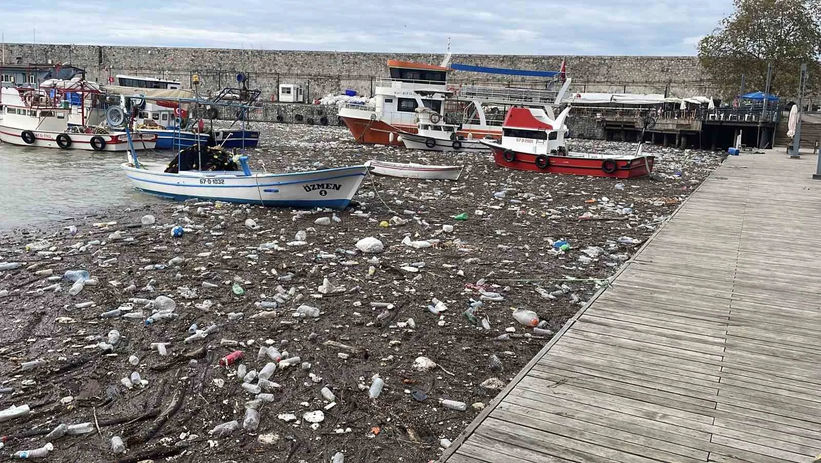 ZONGULDAK'TA GÜNLERDİR ETKİLİ OLAN ŞİDDETLİ YAĞIŞLARIN ARDINDAN ÇAYDAMAR VE ÜZÜLMEZ DERELERİNİN SÜRÜKLEDİĞİ TONLARCA ATIK, LİMANDA BİRİKTİ. PLASTİK ŞİŞELER, AĞAÇ PARÇALARI, MOLOZ VE EVSEL ATIKLARIN KAPLADIĞI DENİZ YÜZEYİNDE BALIKÇI TEKNELERİ ÇÖPLERİN ARASINDA KALDI.