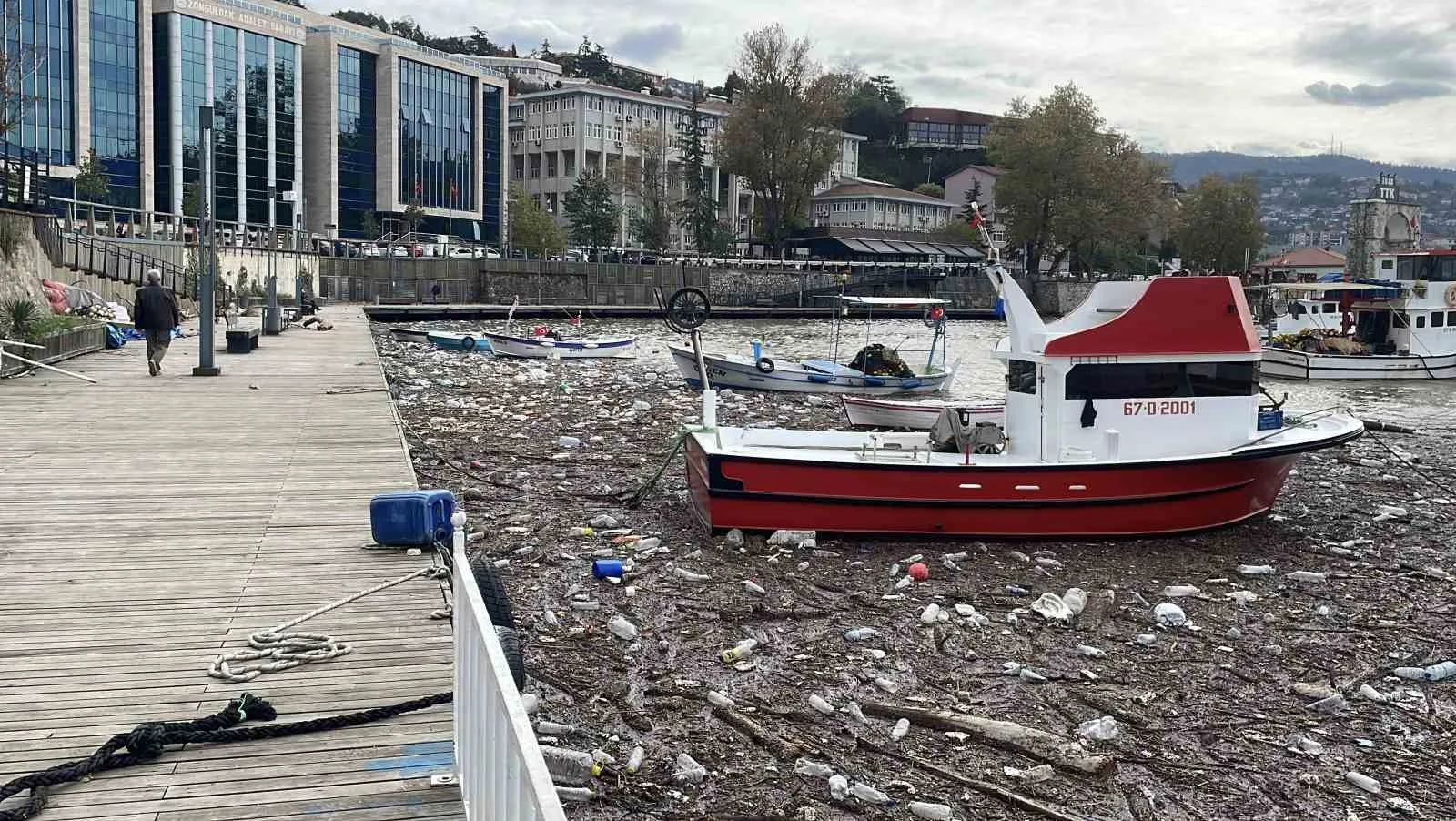 ZONGULDAK'TA GÜNLERDİR ETKİLİ OLAN ŞİDDETLİ YAĞIŞLARIN ARDINDAN ÇAYDAMAR VE ÜZÜLMEZ DERELERİNİN SÜRÜKLEDİĞİ TONLARCA ATIK, LİMANDA BİRİKTİ. PLASTİK ŞİŞELER, AĞAÇ PARÇALARI, MOLOZ VE EVSEL ATIKLARIN KAPLADIĞI DENİZ YÜZEYİNDE BALIKÇI TEKNELERİ ÇÖPLERİN ARASINDA KALDI.