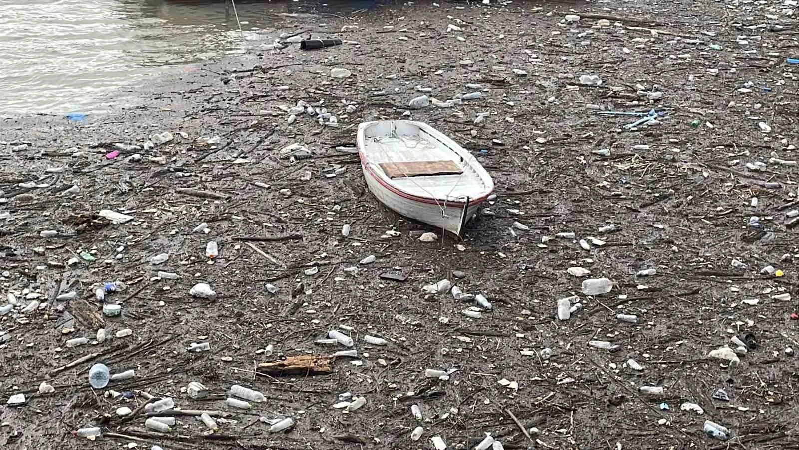 ZONGULDAK'TA GÜNLERDİR ETKİLİ OLAN ŞİDDETLİ YAĞIŞLARIN ARDINDAN ÇAYDAMAR VE ÜZÜLMEZ DERELERİNİN SÜRÜKLEDİĞİ TONLARCA ATIK, LİMANDA BİRİKTİ. PLASTİK ŞİŞELER, AĞAÇ PARÇALARI, MOLOZ VE EVSEL ATIKLARIN KAPLADIĞI DENİZ YÜZEYİNDE BALIKÇI TEKNELERİ ÇÖPLERİN ARASINDA KALDI.