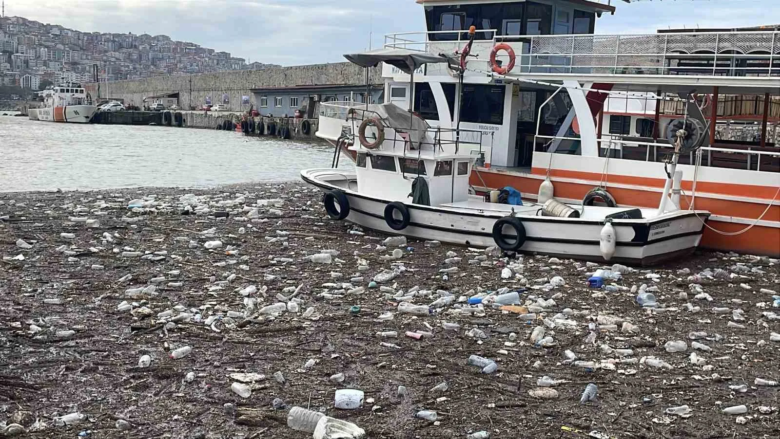 ZONGULDAK'TA GÜNLERDİR ETKİLİ OLAN ŞİDDETLİ YAĞIŞLARIN ARDINDAN ÇAYDAMAR VE ÜZÜLMEZ DERELERİNİN SÜRÜKLEDİĞİ TONLARCA ATIK, LİMANDA BİRİKTİ. PLASTİK ŞİŞELER, AĞAÇ PARÇALARI, MOLOZ VE EVSEL ATIKLARIN KAPLADIĞI DENİZ YÜZEYİNDE BALIKÇI TEKNELERİ ÇÖPLERİN ARASINDA KALDI.