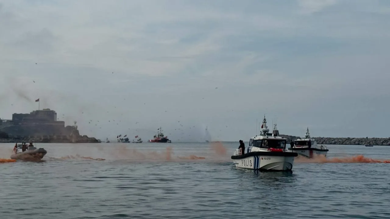 ZONGULDAK'TA 29 EKİM CUMHURİYET BAYRAMI DOLAYISIYLA RÖMORKÖRLER VE TEKNELERİN KATILIMIYLA DENİZDE BAYRAK VE SU GÖSTERİSİ DÜZENLENDİ.