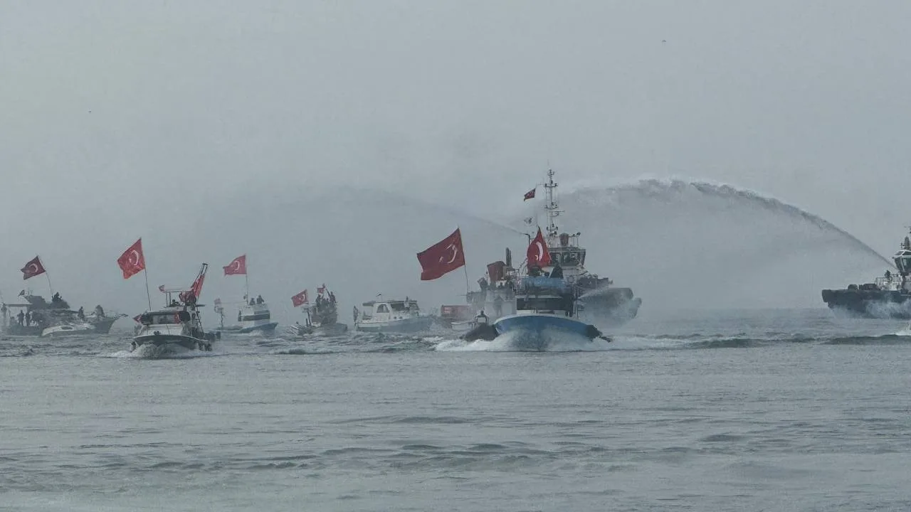 ZONGULDAK'TA 29 EKİM CUMHURİYET BAYRAMI DOLAYISIYLA RÖMORKÖRLER VE TEKNELERİN KATILIMIYLA DENİZDE BAYRAK VE SU GÖSTERİSİ DÜZENLENDİ.