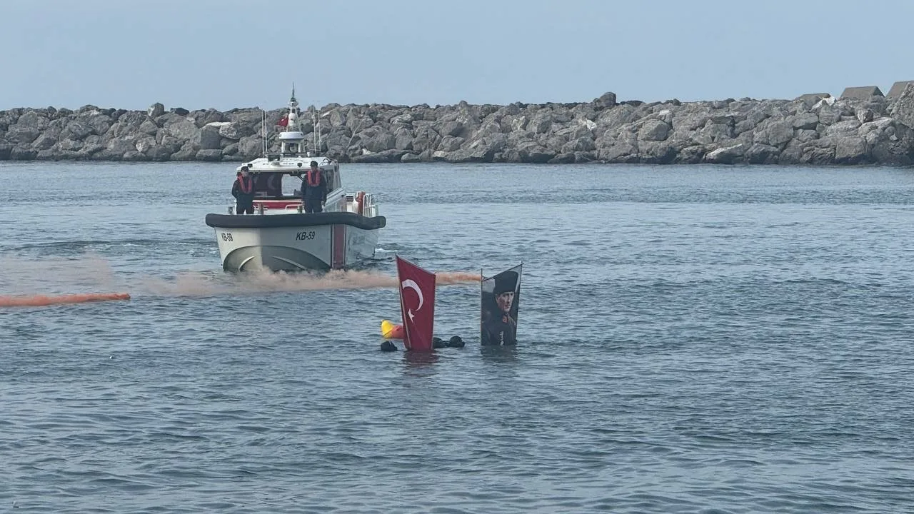 ZONGULDAK'TA 29 EKİM CUMHURİYET BAYRAMI DOLAYISIYLA RÖMORKÖRLER VE TEKNELERİN KATILIMIYLA DENİZDE BAYRAK VE SU GÖSTERİSİ DÜZENLENDİ.