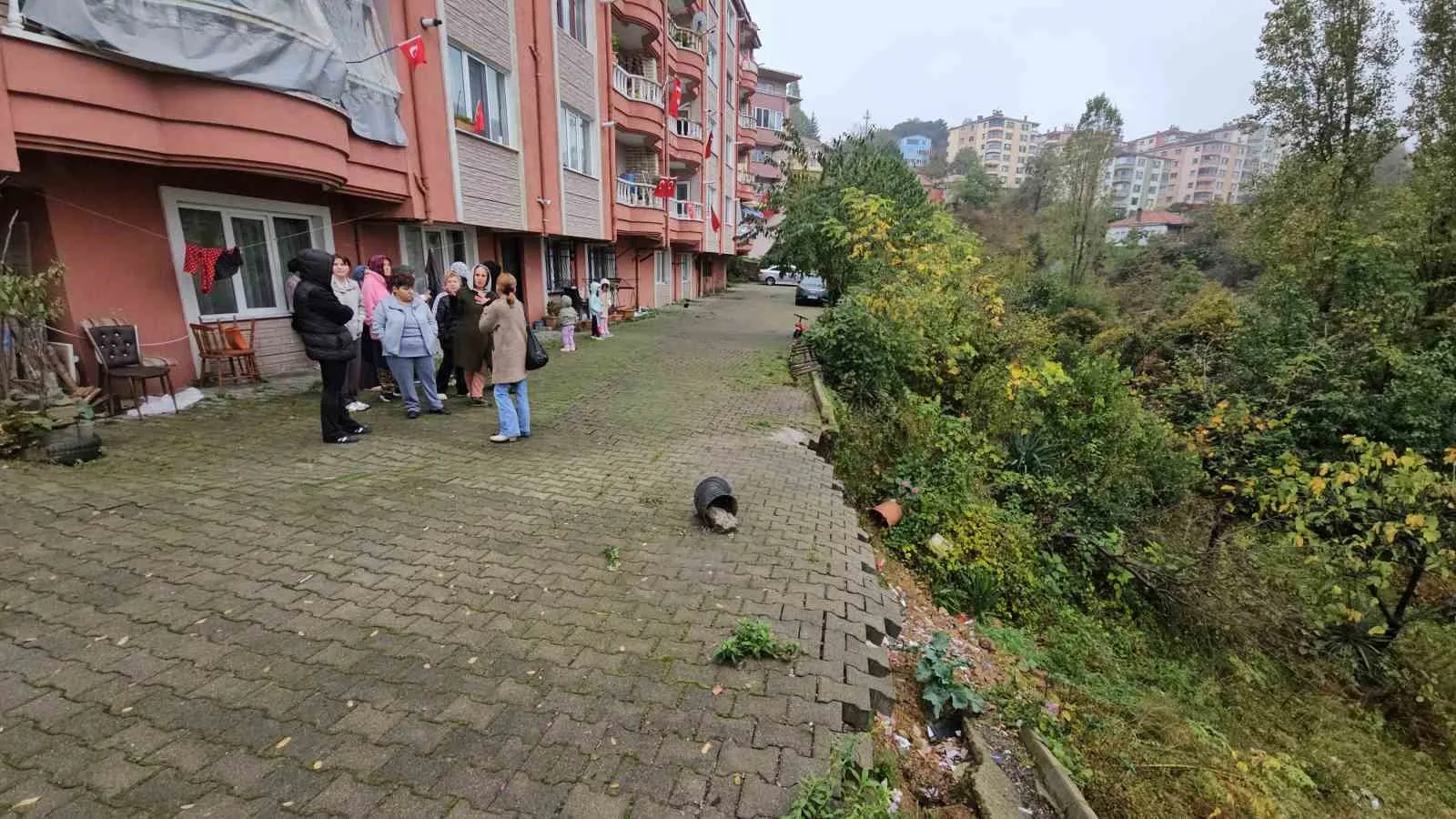 ZONGULDAK'IN TEPEBAŞI MAHALLESİ'NDE BULUNAN KALE SİTESİ SAKİNLERİ, BİNALARIN ÇEVRESİNDE YAŞANDIĞINI BELİRTTİKLERİ ZEMİN KAYMASI VE ÇÖKMELER NEDENİYLE ENDİŞE DUYDUKLARINI SÖYLEDİ. YAKLAŞIK İKİ YILDIR YETKİLİ KURUMLARA BAŞVURDUKLARINI ANCAK SORUNLARININ ÇÖZÜLMEDİĞİNİ ÖNE SÜREN VATANDAŞLAR, BÖLGEDE GEREKLİ ÖNLEMLERİN ALINMASINI İSTEDİ.