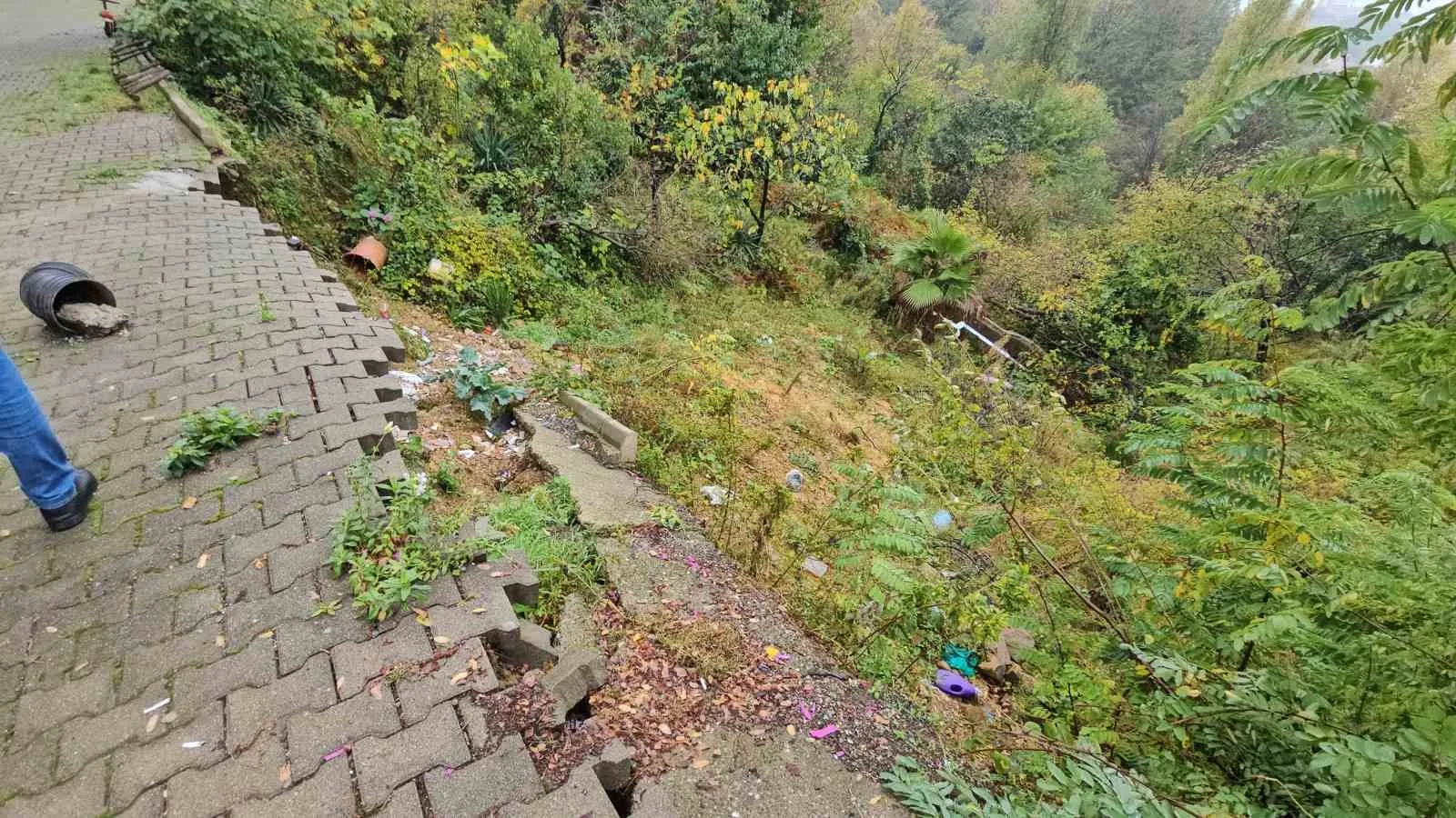 ZONGULDAK'IN TEPEBAŞI MAHALLESİ'NDE BULUNAN KALE SİTESİ SAKİNLERİ, BİNALARIN ÇEVRESİNDE YAŞANDIĞINI BELİRTTİKLERİ ZEMİN KAYMASI VE ÇÖKMELER NEDENİYLE ENDİŞE DUYDUKLARINI SÖYLEDİ. YAKLAŞIK İKİ YILDIR YETKİLİ KURUMLARA BAŞVURDUKLARINI ANCAK SORUNLARININ ÇÖZÜLMEDİĞİNİ ÖNE SÜREN VATANDAŞLAR, BÖLGEDE GEREKLİ ÖNLEMLERİN ALINMASINI İSTEDİ.