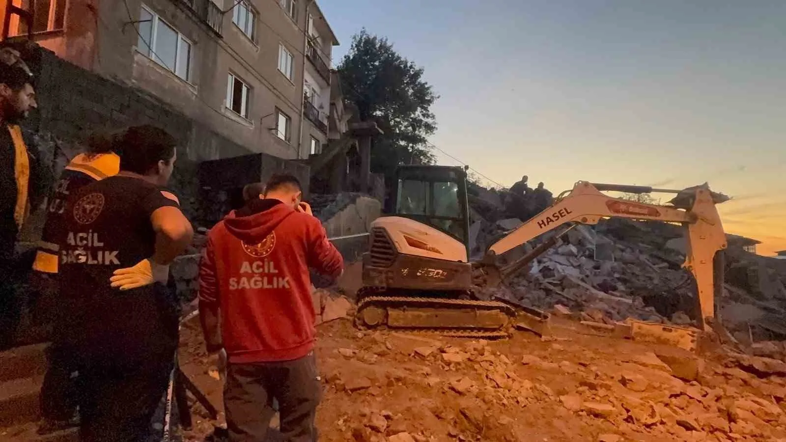 ZONGULDAK'TA DAHA ÖNCE İKİ KATLI BİR BİNADA KISMİ GÖÇÜK YAŞANAN BÖLGEDE 3 KATLI BAŞKA BİR BİNA ÇÖKTÜ. ENKAZ ALTINDA KALAN KENAN AKÇAARMAN YARALI OLARAK KURTARILARAK HASTANEYE KALDIRILIRKEN, KARDEŞİ TÜRKAN AKÇAARMAN'I KURTARMA ÇALIŞMALARI SÜRÜYOR.