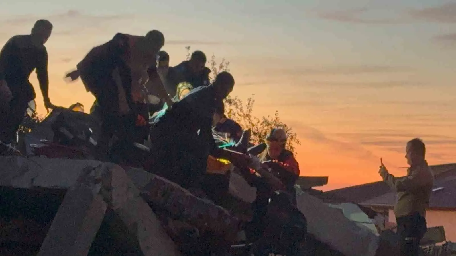 İHBAR ÜZERİNE OLAY YERİNE AFAD, POLİS VE SAĞLIK EKİPLERİ SEVK EDİLDİ. ENKAZ ALTINDA KALAN KENAN AKÇAARMAN, EKİPLERİN ÇALIŞMALARI SONUCU YARALI OLARAK KURTARILDI.