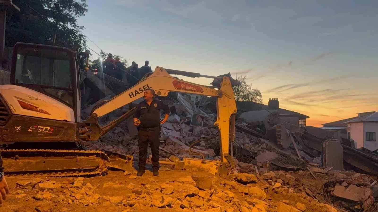 ZONGULDAK'TA DAHA ÖNCE İKİ KATLI BİR BİNADA KISMİ GÖÇÜK YAŞANAN BÖLGEDE 3 KATLI BAŞKA BİR BİNA ÇÖKTÜ. ENKAZ ALTINDA KALAN KENAN AKÇAARMAN YARALI OLARAK KURTARILARAK HASTANEYE KALDIRILIRKEN, KARDEŞİ TÜRKAN AKÇAARMAN'I KURTARMA ÇALIŞMALARI SÜRÜYOR.