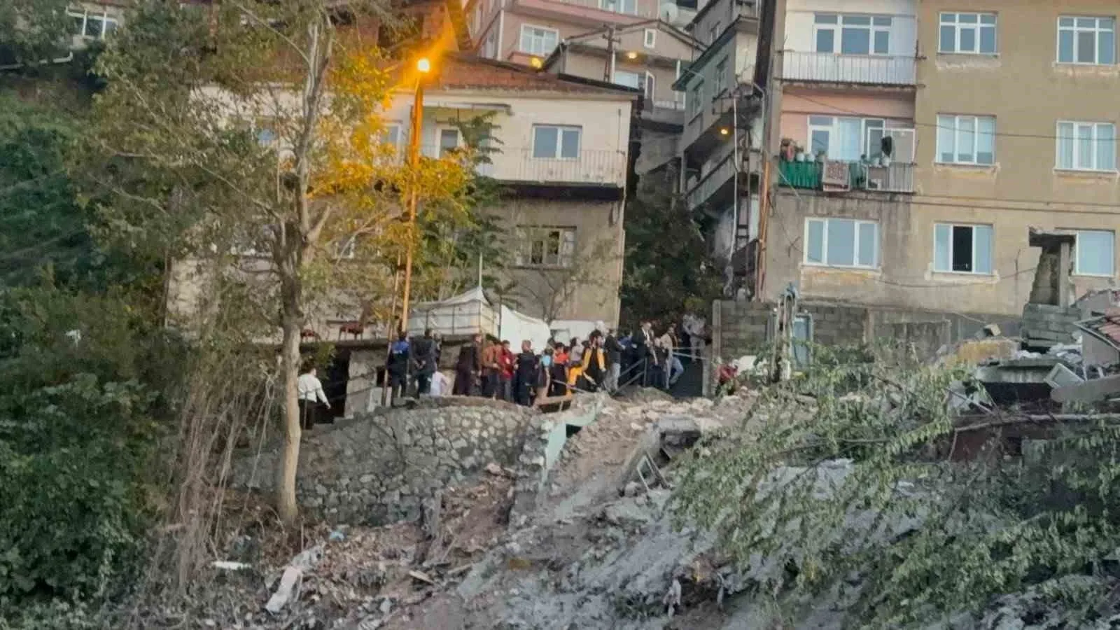 EVDE ÜÇ KARDEŞİN YAŞADIĞI, ÇÖKME SIRASINDA KARDEŞLERDEN KEMAL AKÇAARMAN'IN EVDE BULUNMADIĞI ÖĞRENİLDİ. ENKAZ ALTINDA KALAN TÜRKAN AKÇAARMAN'I KURTARMA ÇALIŞMALARI DEVAM EDİYOR.