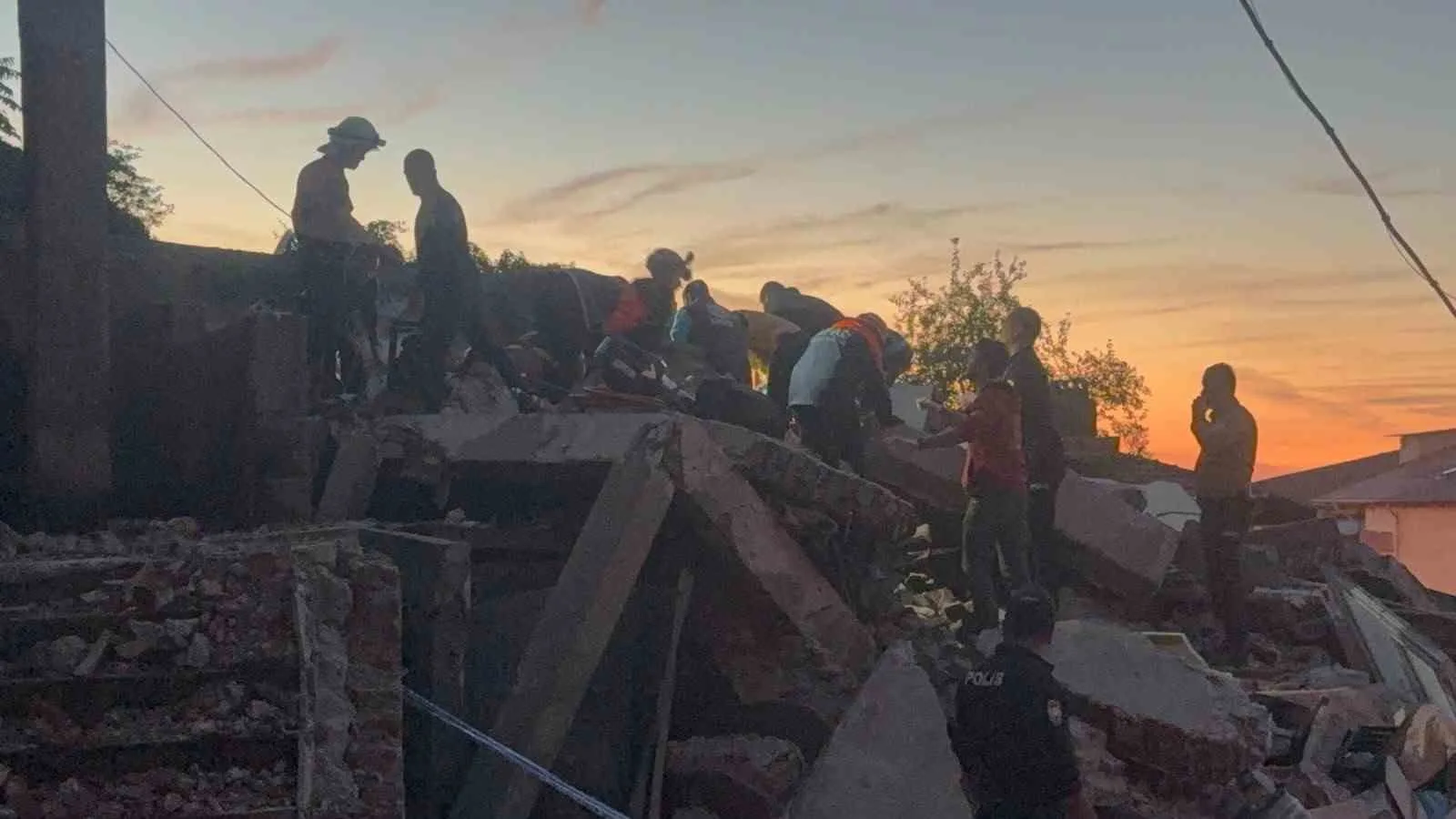 ENKAZ ALTINDA KALAN KENAN AKÇAARMAN YARALI OLARAK KURTARILARAK HASTANEYE KALDIRILIRKEN, KARDEŞİ TÜRKAN AKÇAARMAN'I KURTARMA ÇALIŞMALARI SÜRÜYOR.