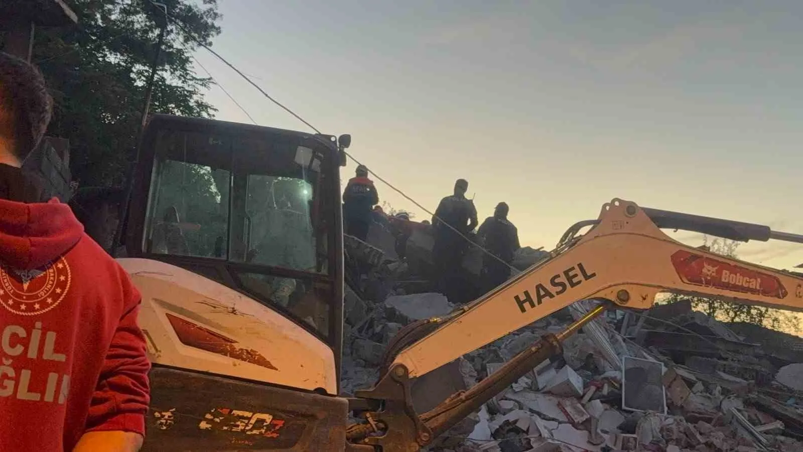 ZONGULDAK'TA DAHA ÖNCE İKİ KATLI BİR BİNADA KISMİ GÖÇÜK YAŞANAN BÖLGEDE 3 KATLI BAŞKA BİR BİNA ÇÖKTÜ. ENKAZ ALTINDA KALAN KENAN AKÇAARMAN YARALI OLARAK KURTARILARAK HASTANEYE KALDIRILIRKEN, KARDEŞİ TÜRKAN AKÇAARMAN'I KURTARMA ÇALIŞMALARI SÜRÜYOR.