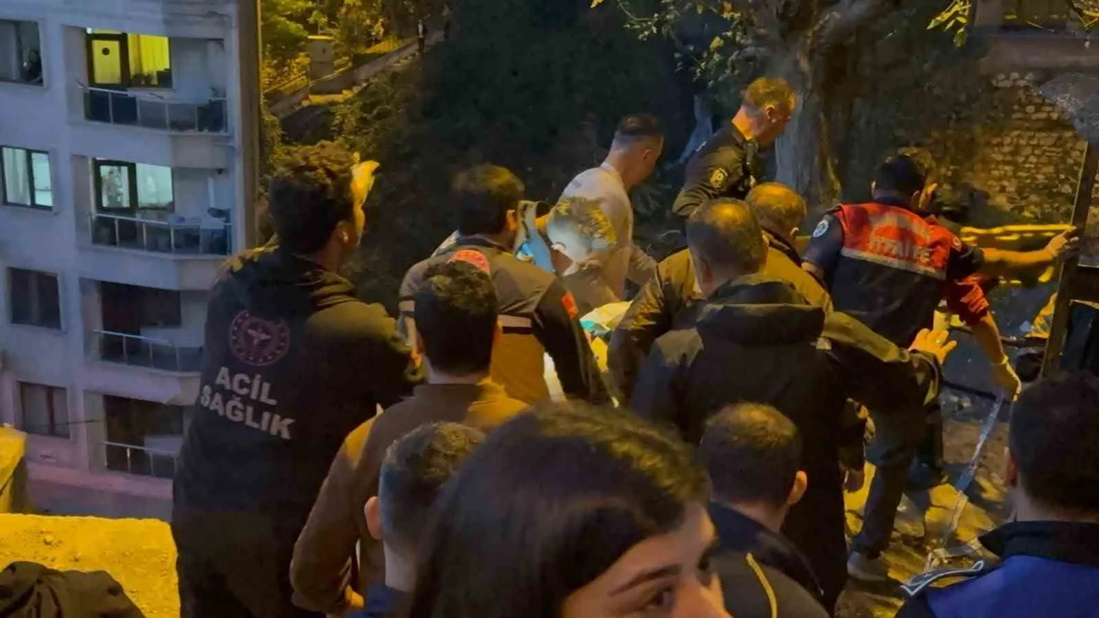 EVDE ÜÇ KARDEŞİN YAŞADIĞI, ÇÖKME SIRASINDA KARDEŞLERDEN KEMAL AKÇAARMAN'IN EVDE BULUNMADIĞI ÖĞRENİLDİ. ENKAZ ALTINDA KALAN TÜRKAN AKÇAARMAN'I KURTARMA ÇALIŞMALARI DEVAM EDİYOR.