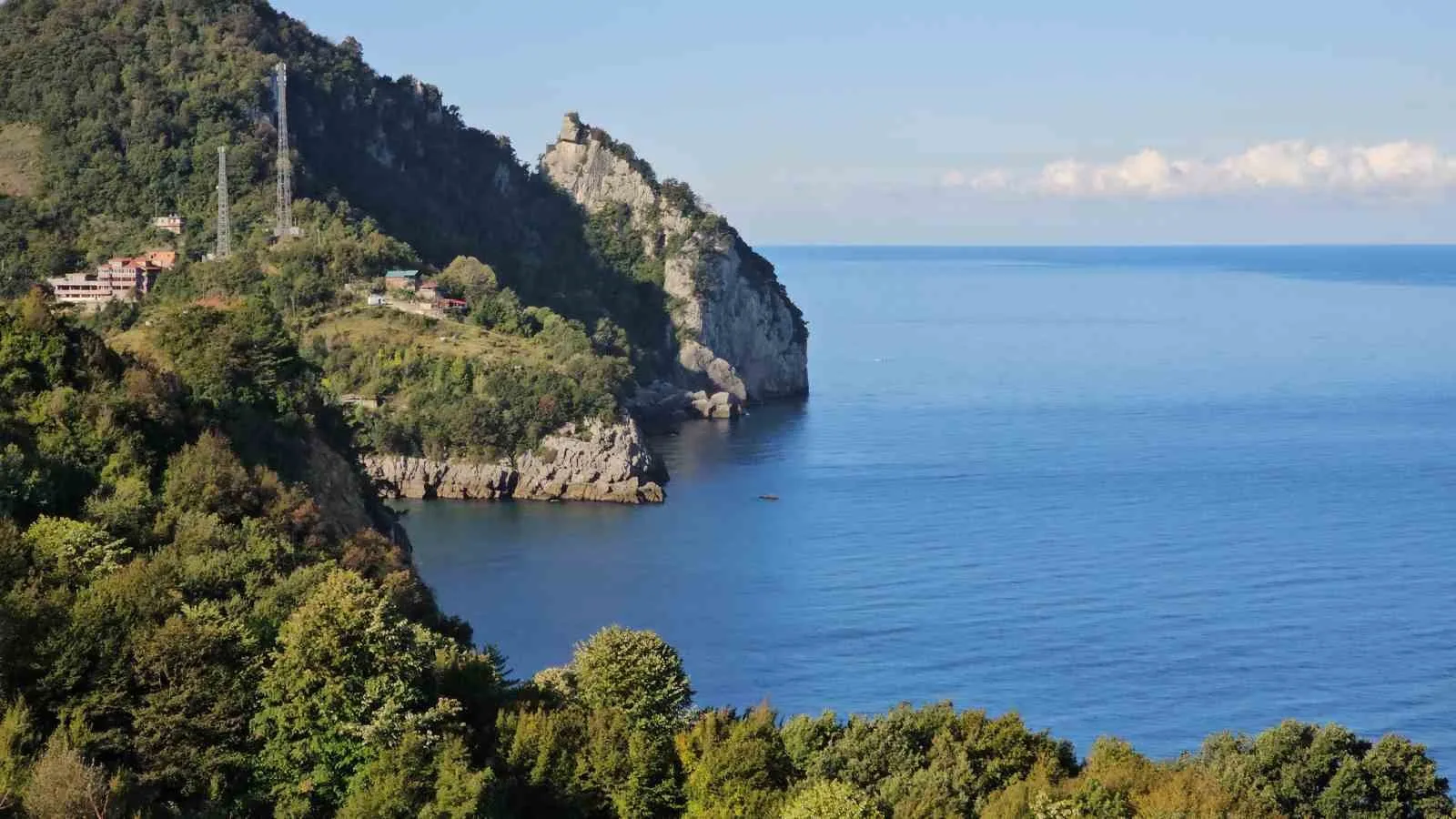 ZONGULDAK’TA EVİNDEN AYRILARAK BALIK TUTMAK İÇİN GELDİĞİ KAYALIKLARDA KAYBOLAN 62 YAŞINDAKİ ERDİN YILMAZ’I ARAMA ÇALIŞMALARI DÖRDÜNCÜ GÜNÜNDE HAVADAN, DENİZDEN VE KARADAN DEVAM EDİYOR.